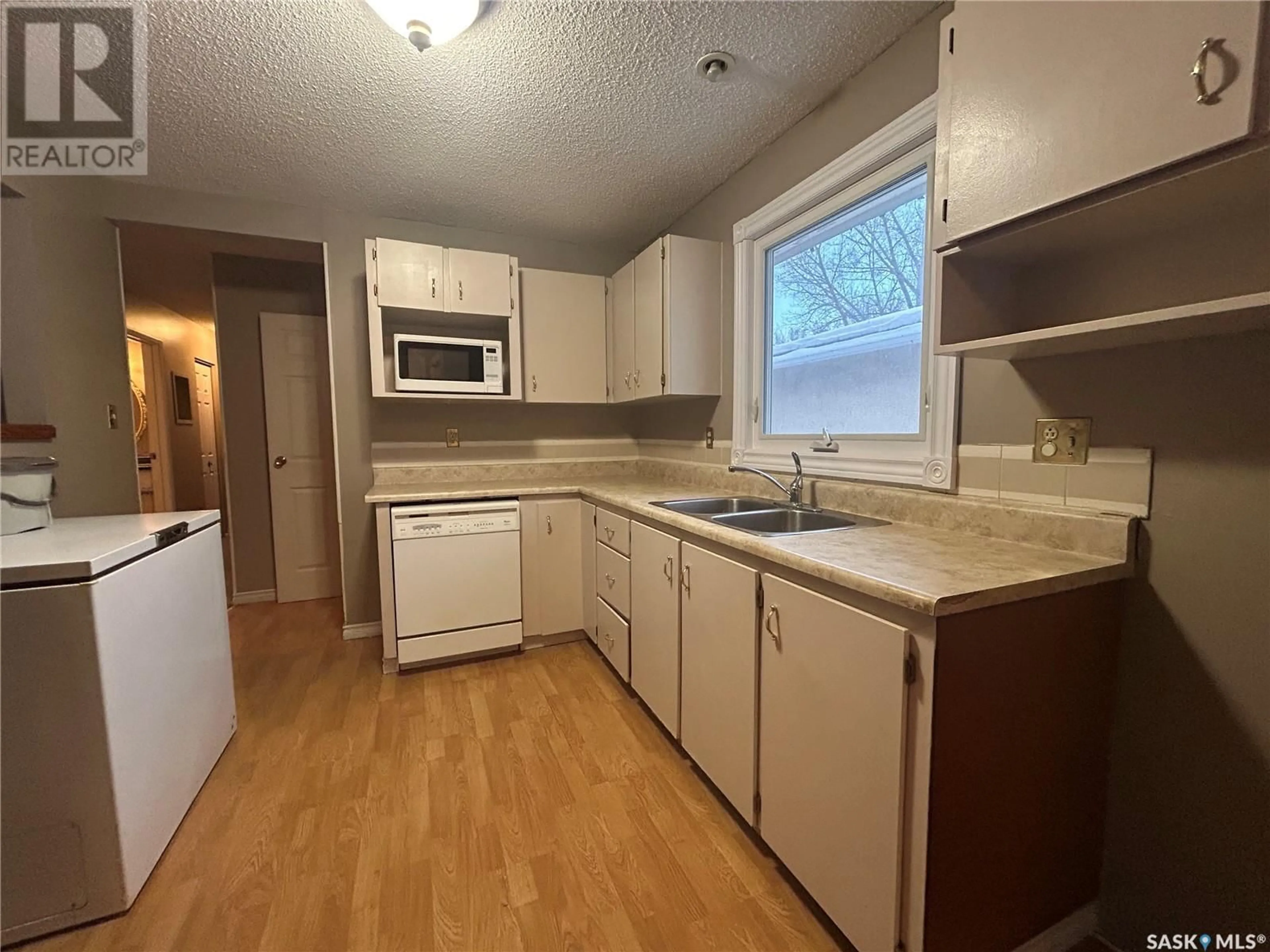 Standard kitchen, unknown for 171 Cooper CRESCENT, Regina Saskatchewan S4R4J8