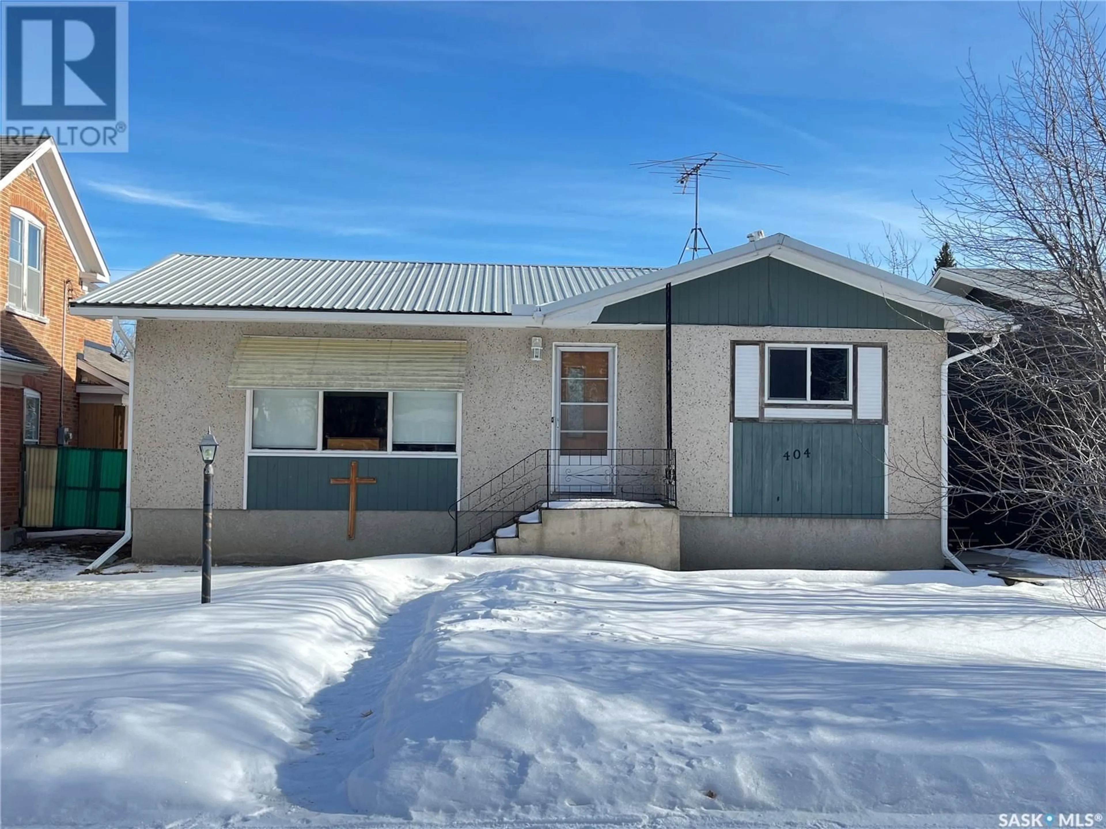 Home with vinyl exterior material, street for 404 JASPER STREET, Maple Creek Saskatchewan S0N1N0