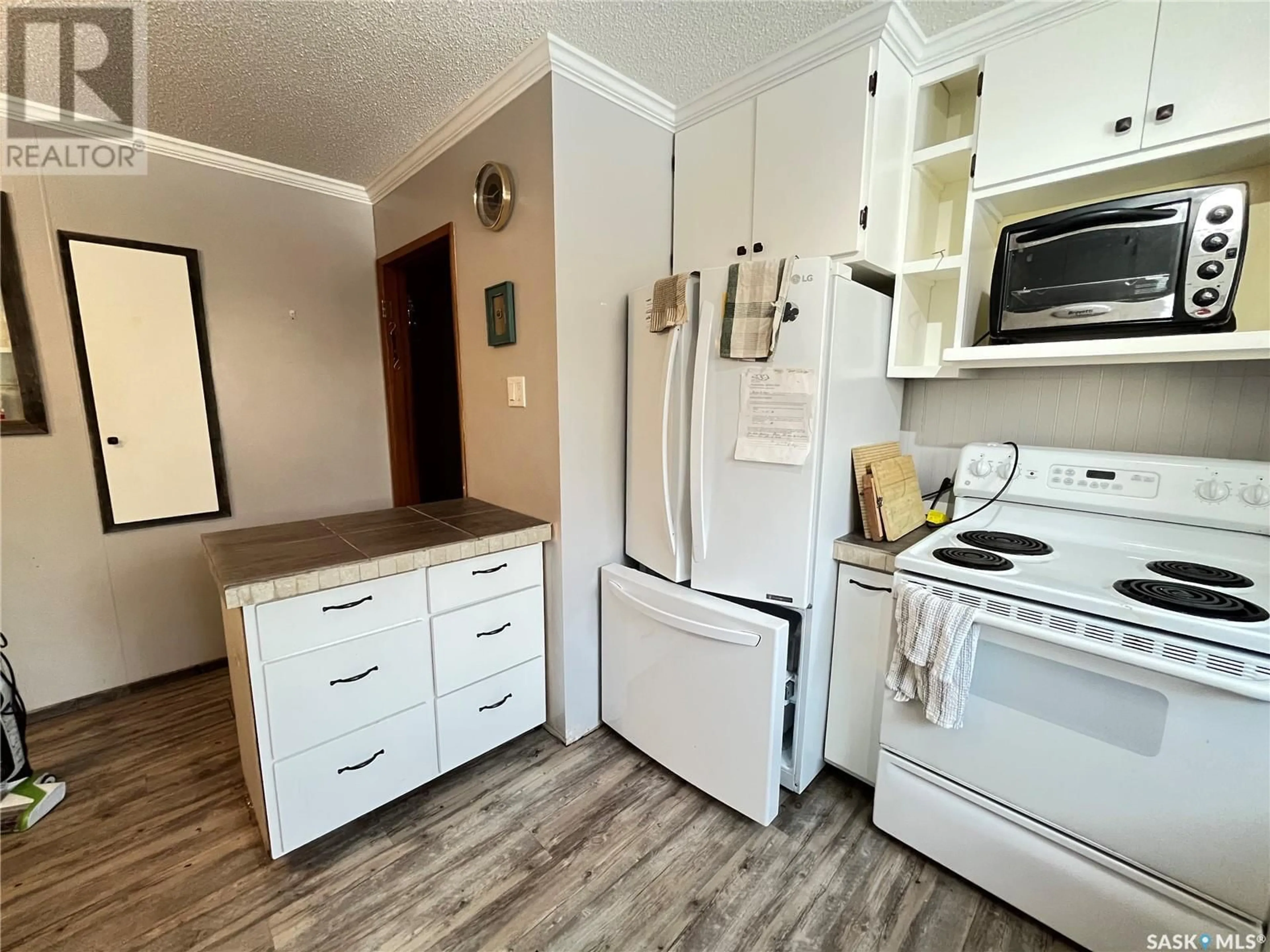 Standard kitchen, unknown for 404 JASPER STREET, Maple Creek Saskatchewan S0N1N0