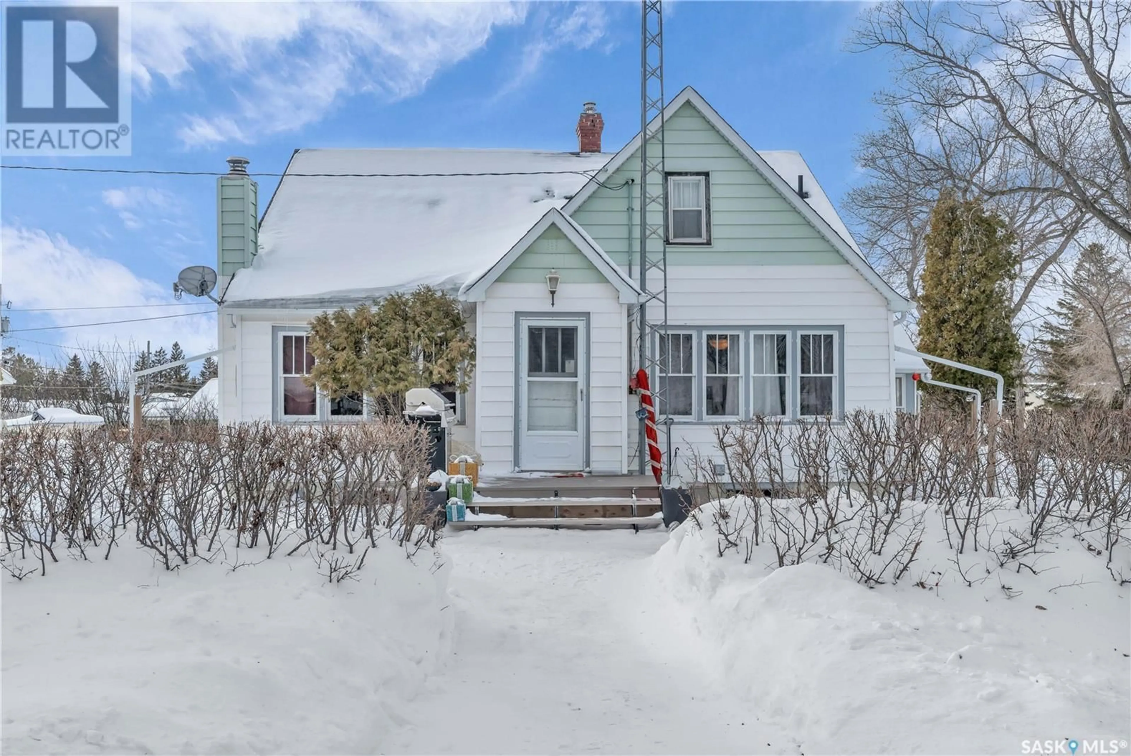 A pic from outside/outdoor area/front of a property/back of a property/a pic from drone, street for 201 Blackstock STREET, Strasbourg Saskatchewan S0G4V0