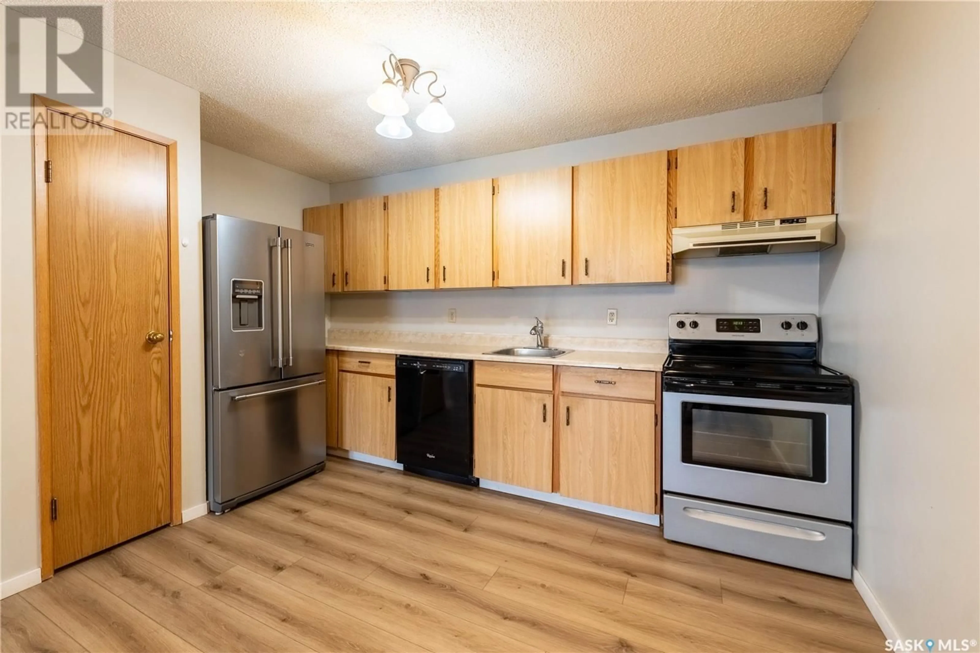 Standard kitchen, wood/laminate floor for 51 - 308 WOOD LILY DRIVE, Moose Jaw Saskatchewan S6J1H1
