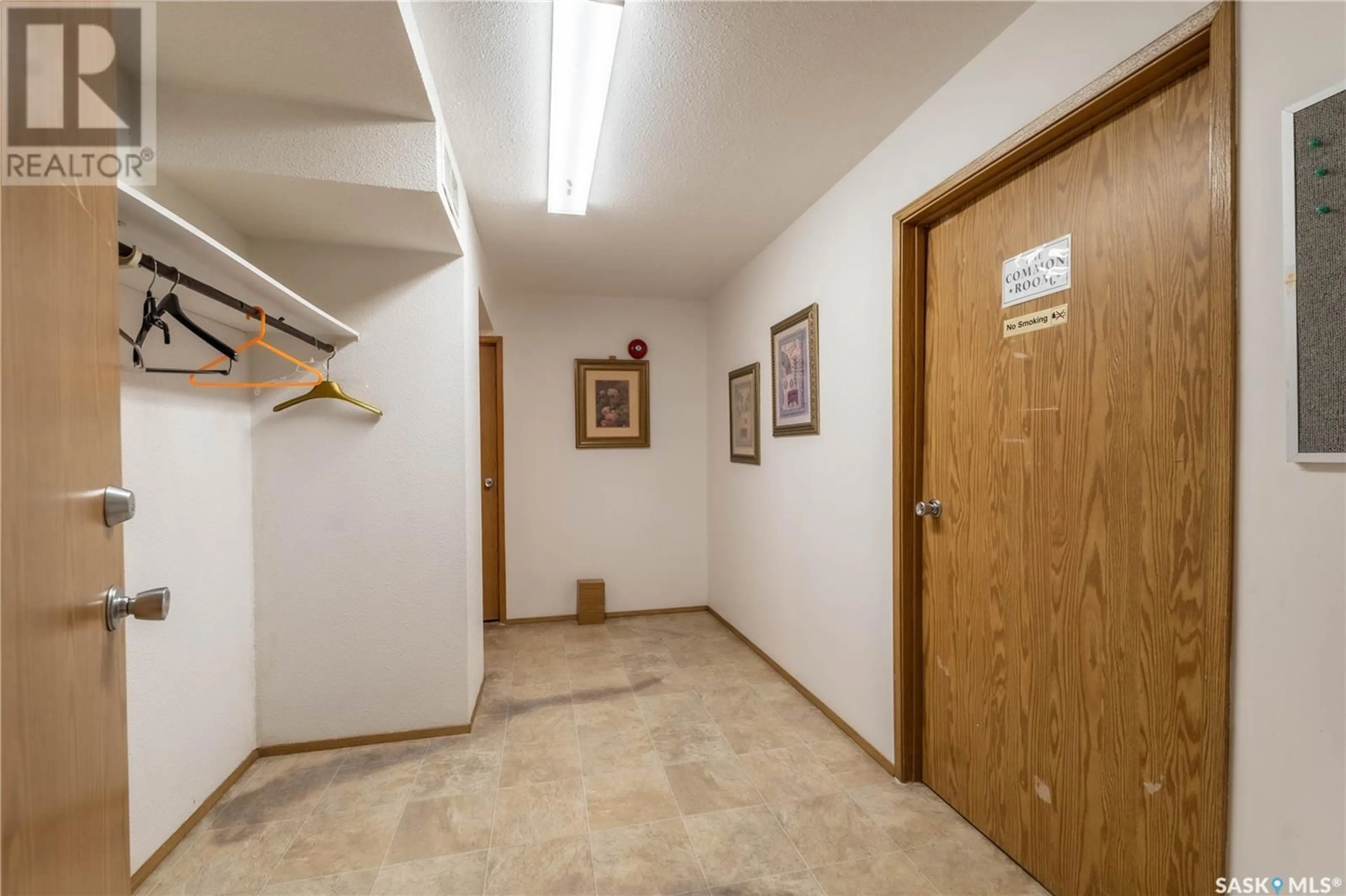 Indoor foyer for 308 51 Wood Lily DRIVE, Moose Jaw Saskatchewan S6J1H1