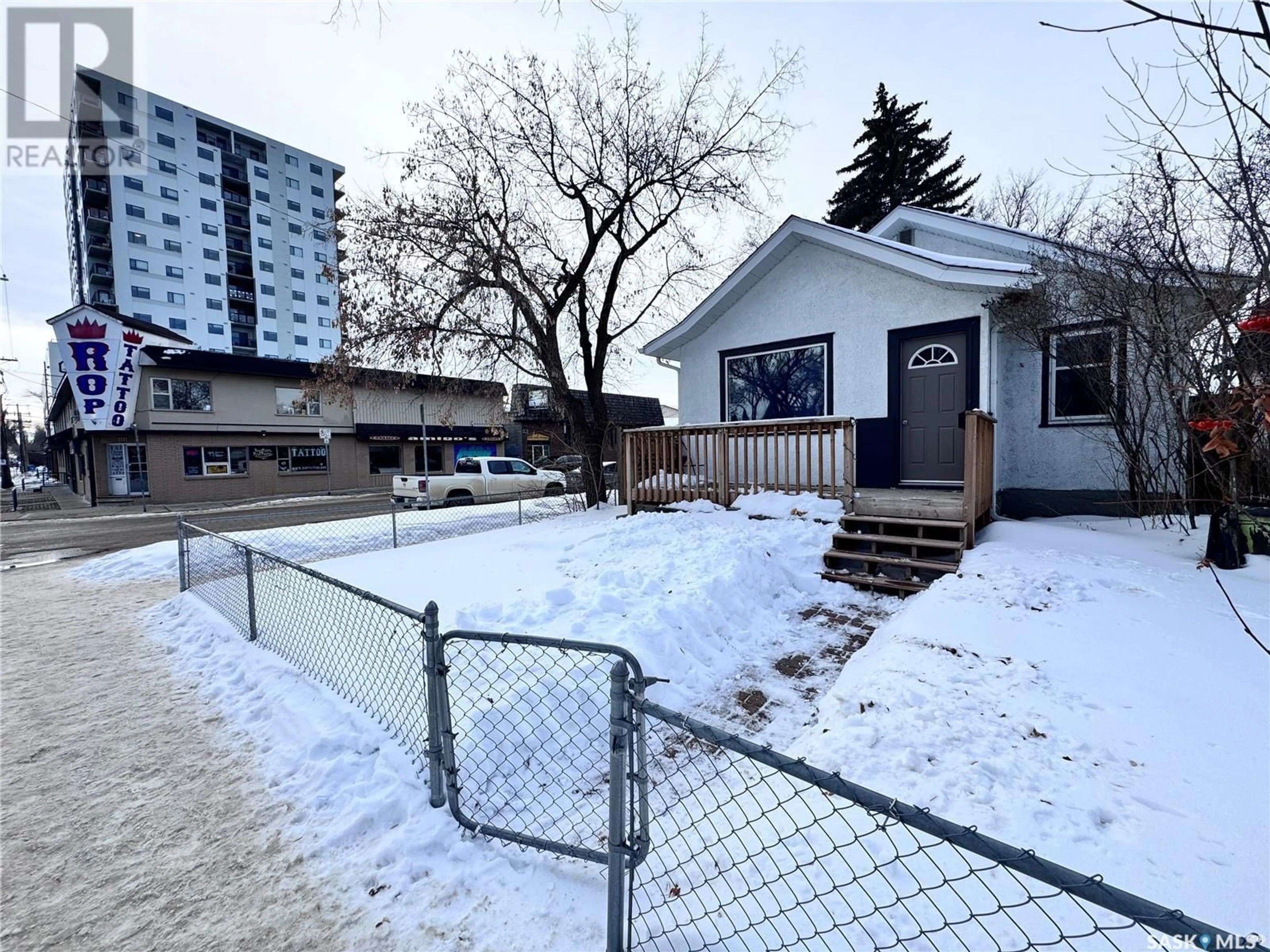 A pic from outside/outdoor area/front of a property/back of a property/a pic from drone, street for 720 Dufferin AVENUE, Saskatoon Saskatchewan S7N1C6