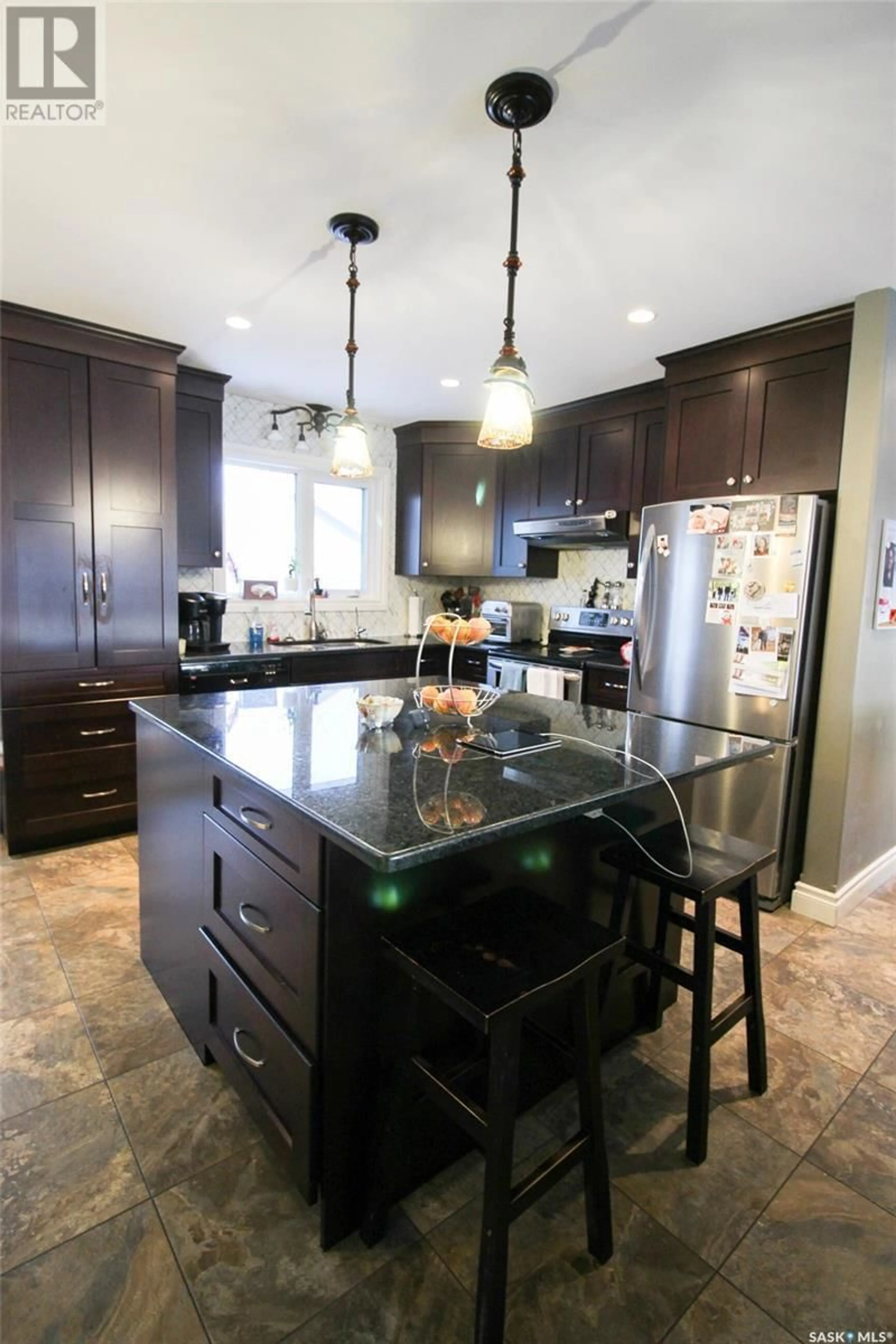 Contemporary kitchen, unknown for 575 6th AVENUE W, Shaunavon Saskatchewan S0N2M0