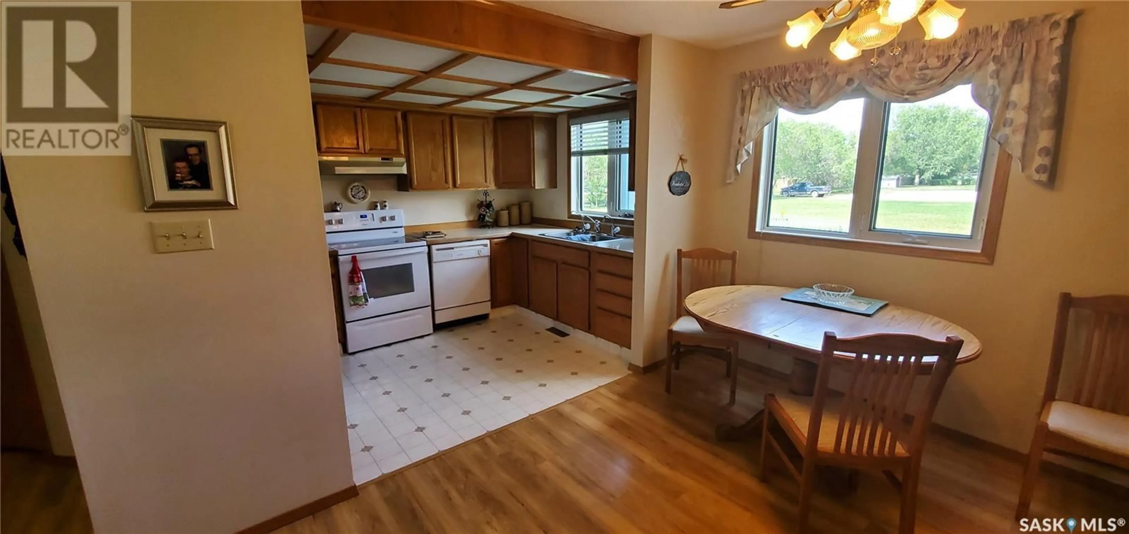 Standard kitchen, unknown for 103 800 Hartney AVENUE, Weyburn Saskatchewan S4H0L8