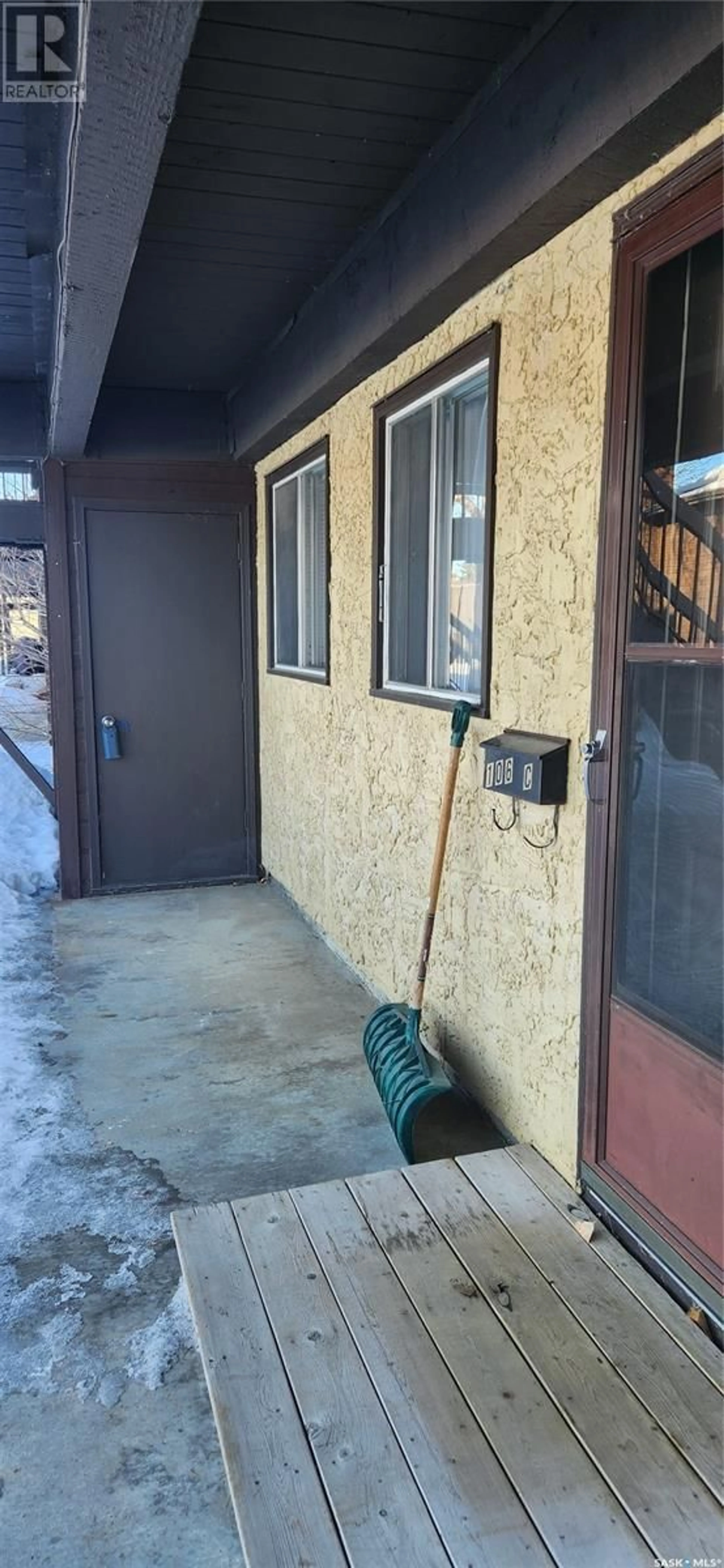 Indoor entryway for 106-C 1350 Gordon ROAD, Moose Jaw Saskatchewan S6H7R9