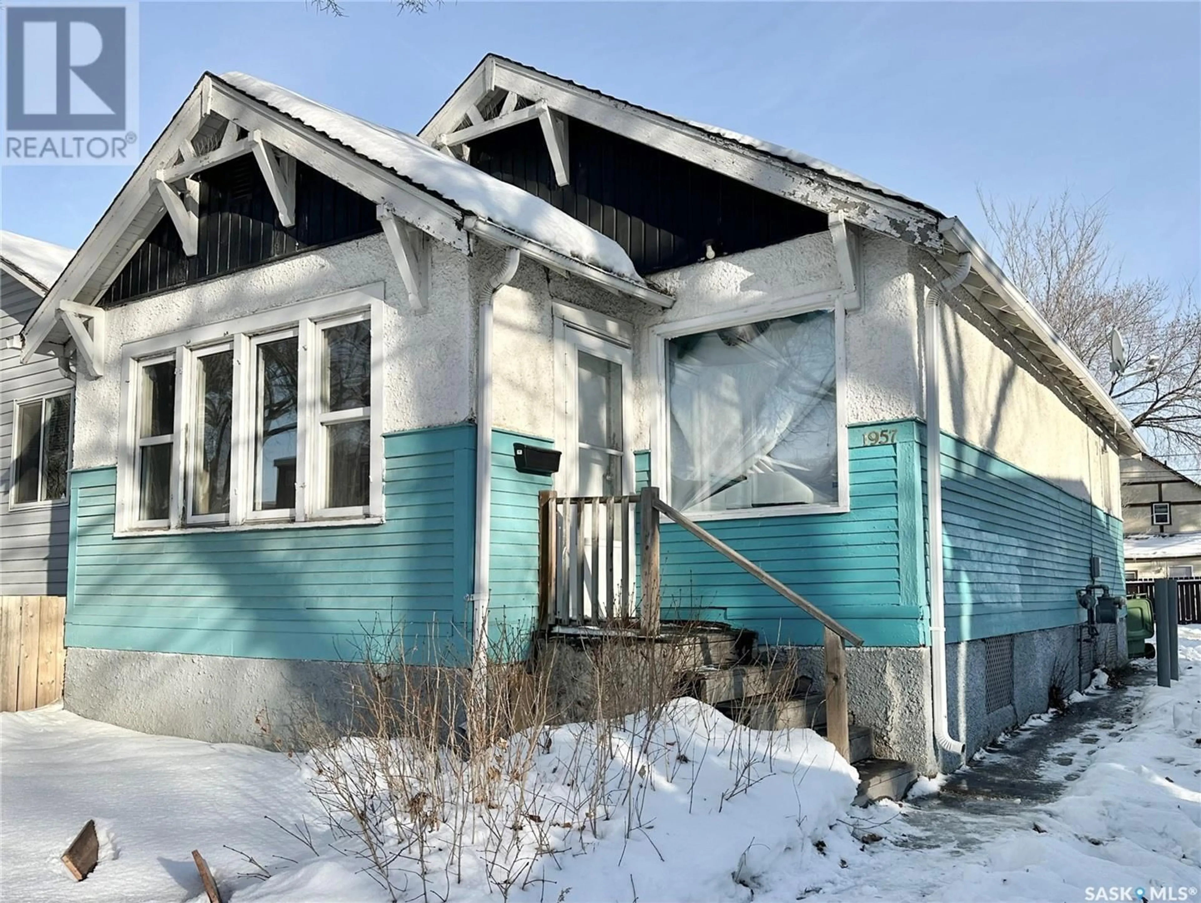 Home with vinyl exterior material, street for 1957 Quebec STREET, Regina Saskatchewan S4P1J8