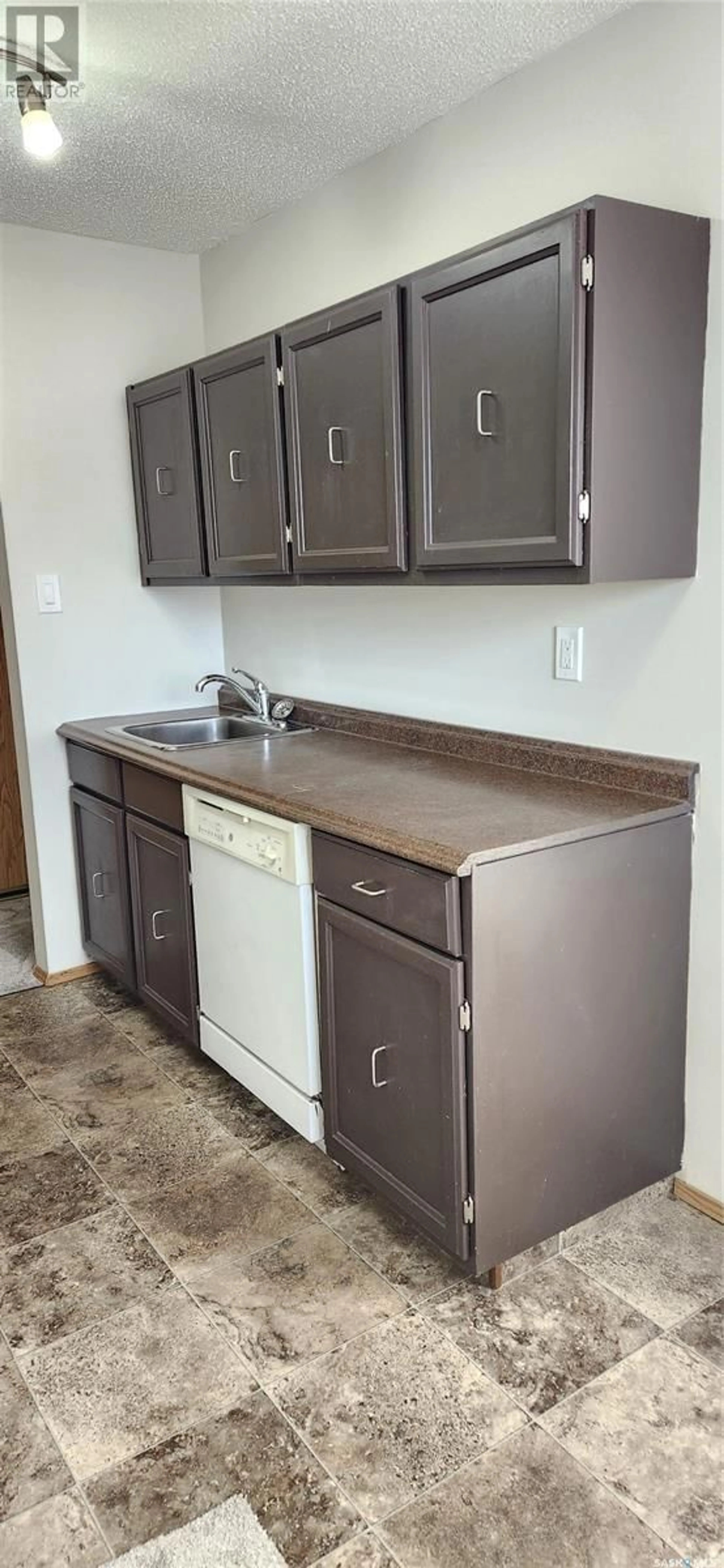 Standard kitchen, unknown for 207B 1350 Gordon ROAD, Moose Jaw Saskatchewan S6H7R9