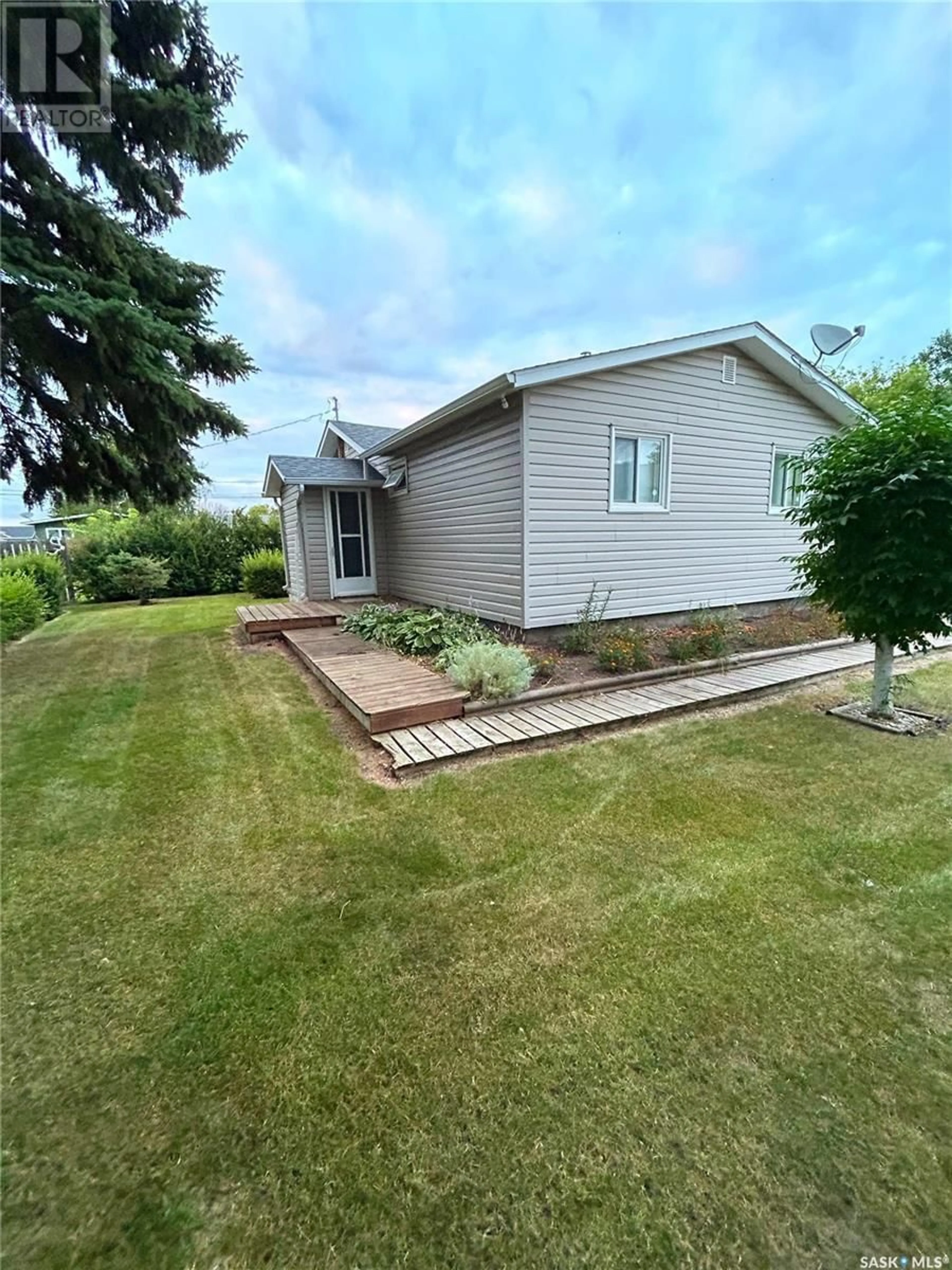 A pic from outside/outdoor area/front of a property/back of a property/a pic from drone, unknown for 404 Cook ROAD, Moosomin Saskatchewan S0G3N0