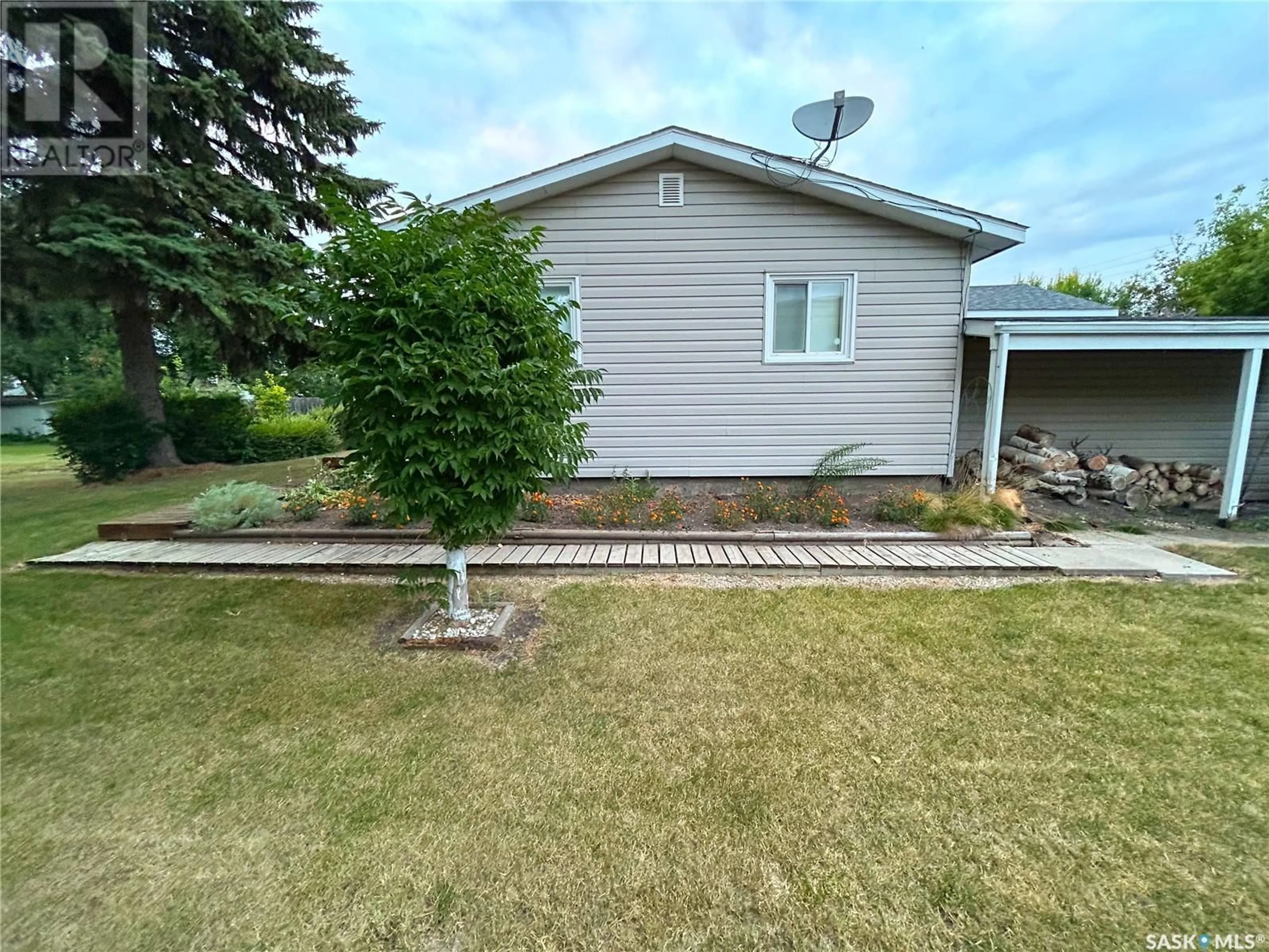 A pic from outside/outdoor area/front of a property/back of a property/a pic from drone, street for 404 Cook ROAD, Moosomin Saskatchewan S0G3N0