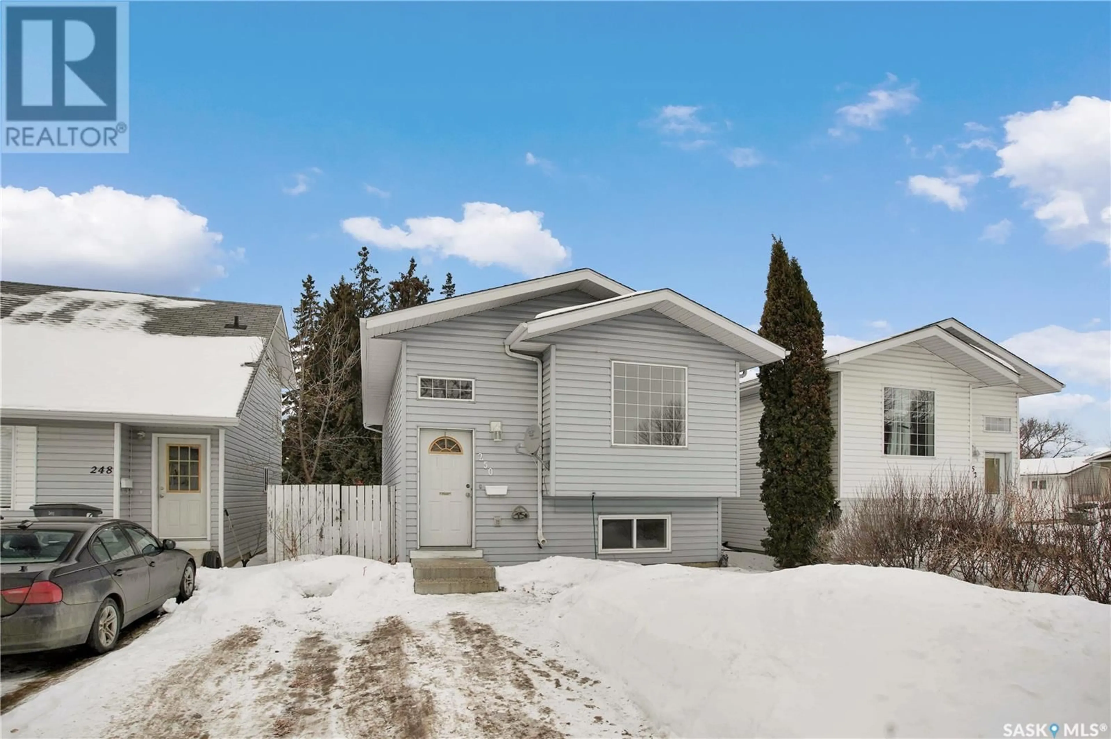 Home with vinyl exterior material, mountain view for 250 Lochrie CRESCENT, Saskatoon Saskatchewan S7M5E4