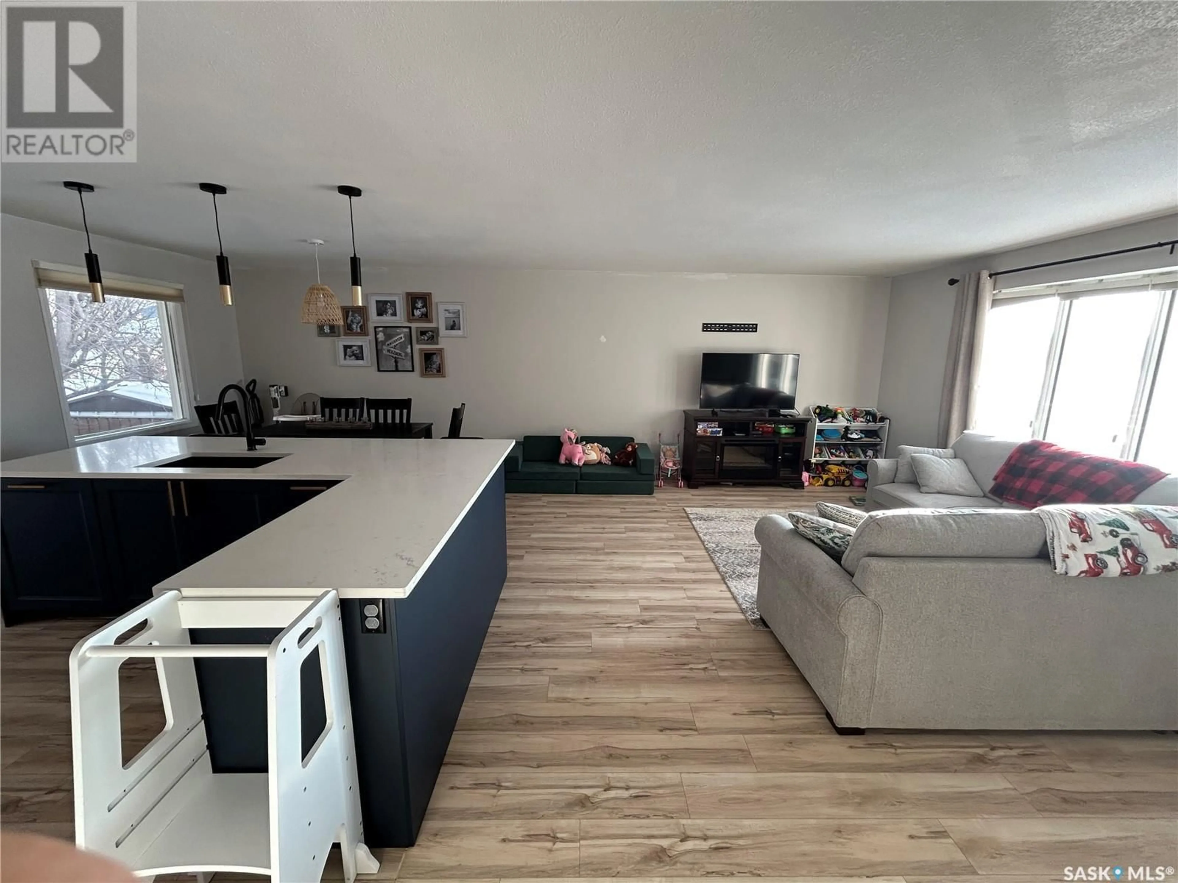 Open concept kitchen, unknown for 829 Arthur AVENUE, Estevan Saskatchewan S4A2J5