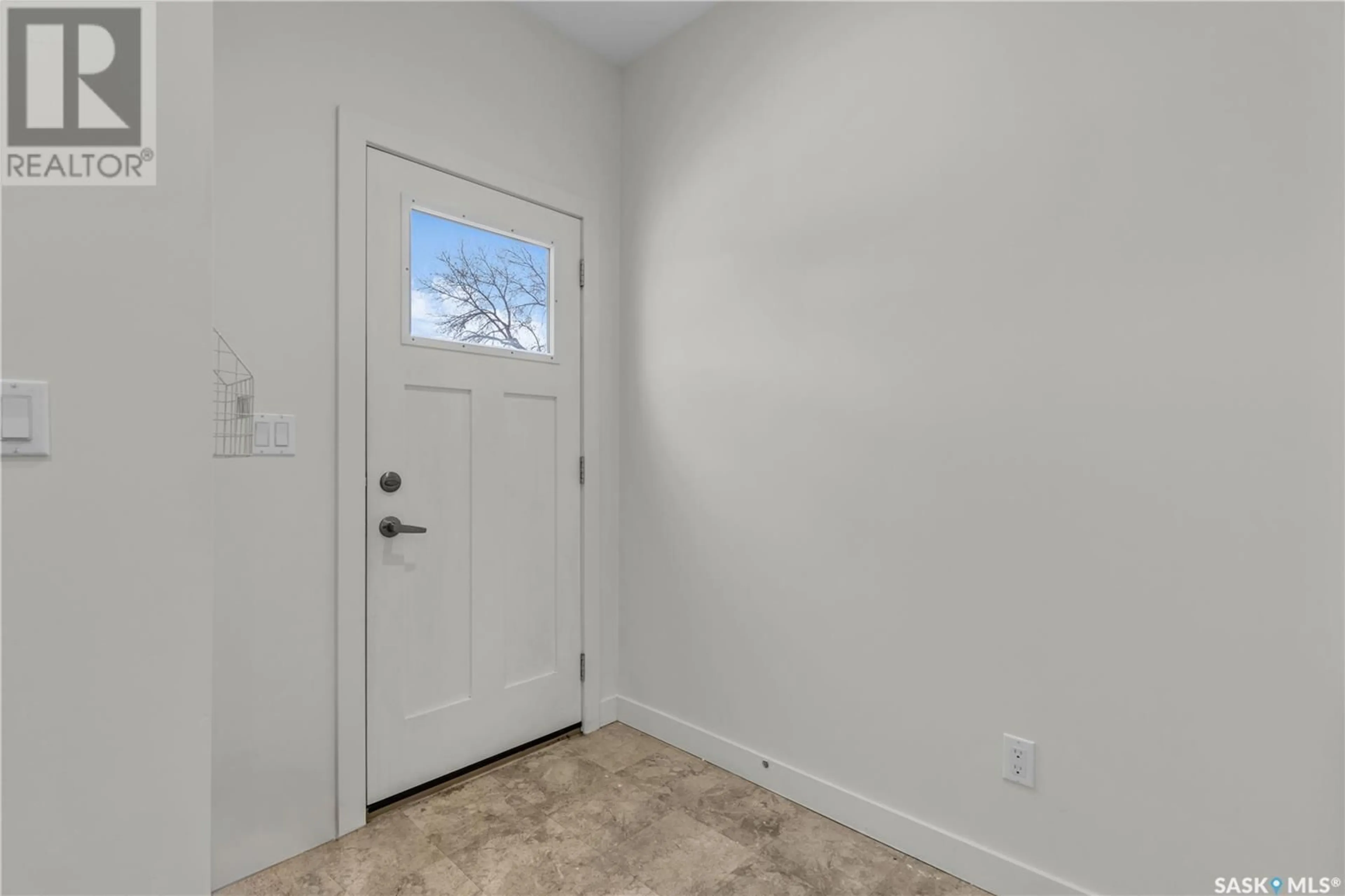 Indoor entryway for 214 G AVENUE S, Saskatoon Saskatchewan S7M1V1