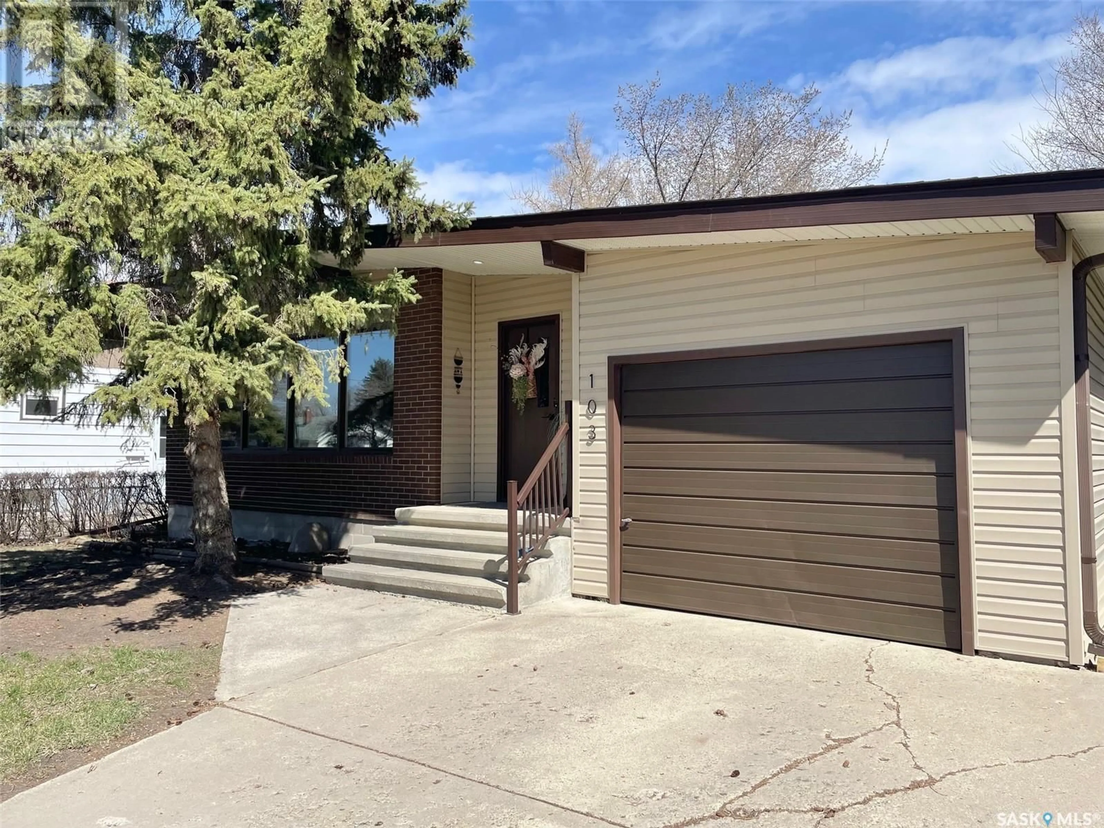 Home with vinyl exterior material, street for 103 Ontario AVENUE, Yorkton Saskatchewan S3N1Z8