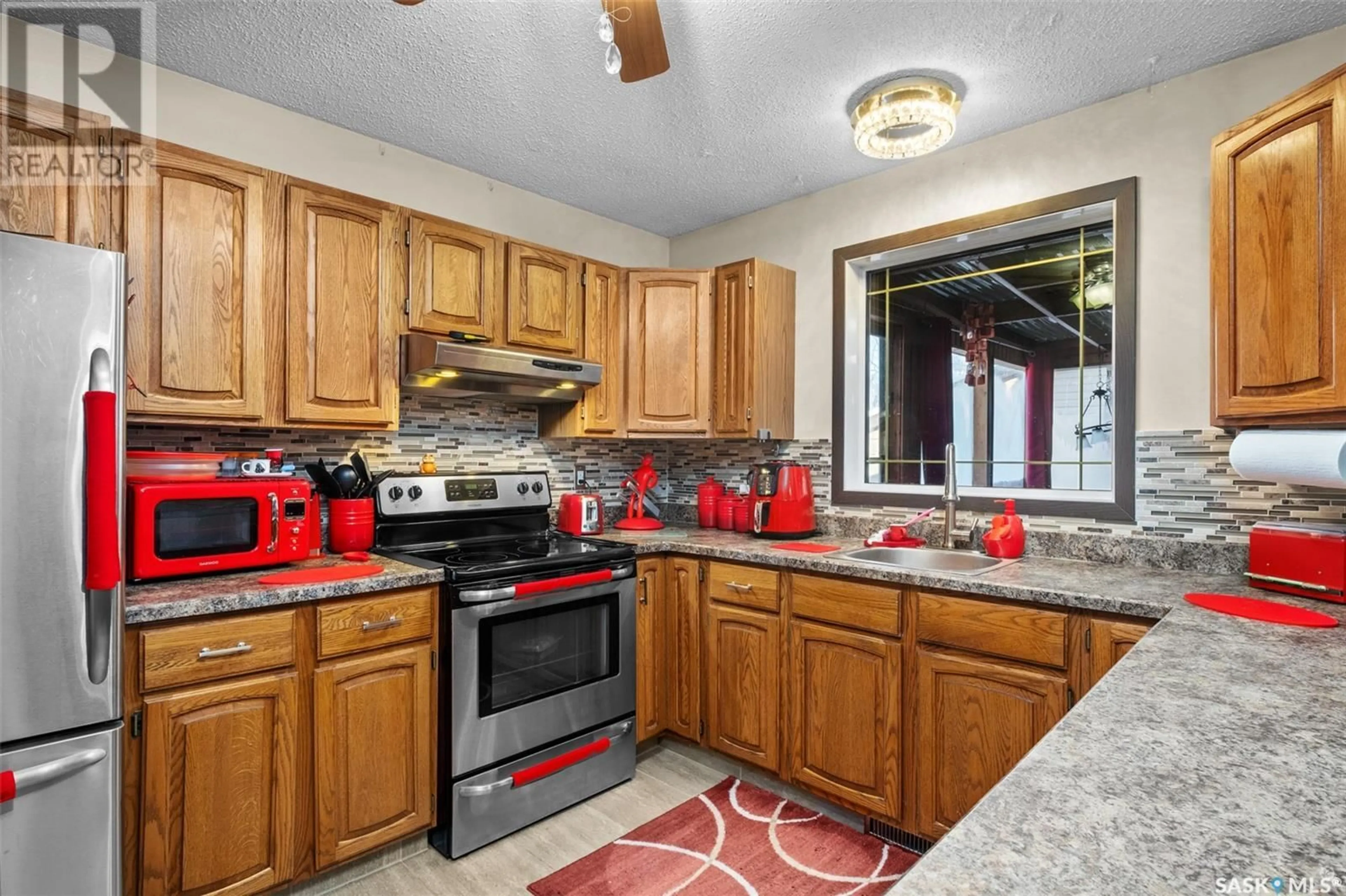 Standard kitchen, ceramic/tile floor for 3380 Dent CRESCENT, Prince Albert Saskatchewan S6V7H1