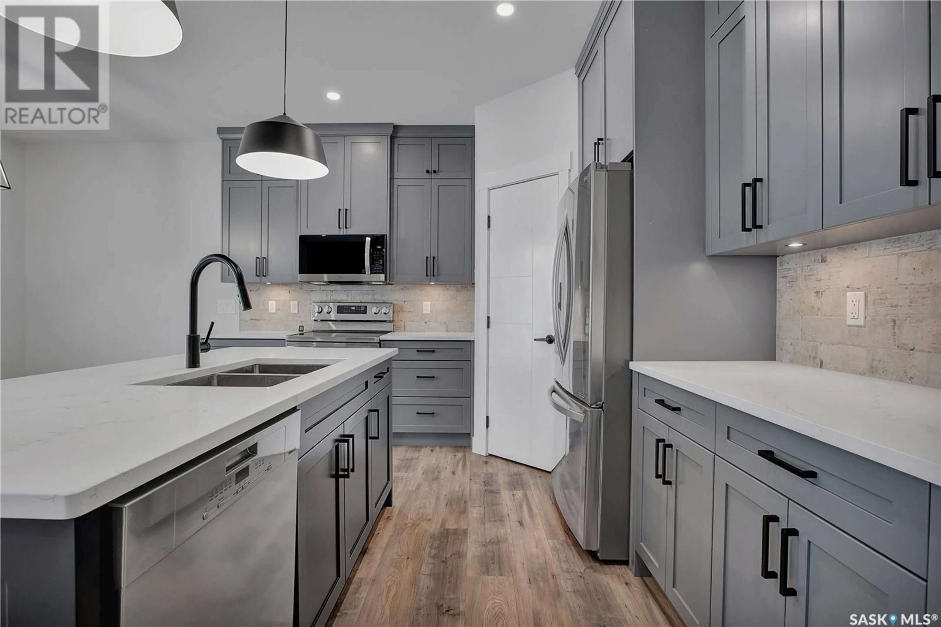 Contemporary kitchen, unknown for 370 Chelsom MANOR, Saskatoon Saskatchewan S7V1R2