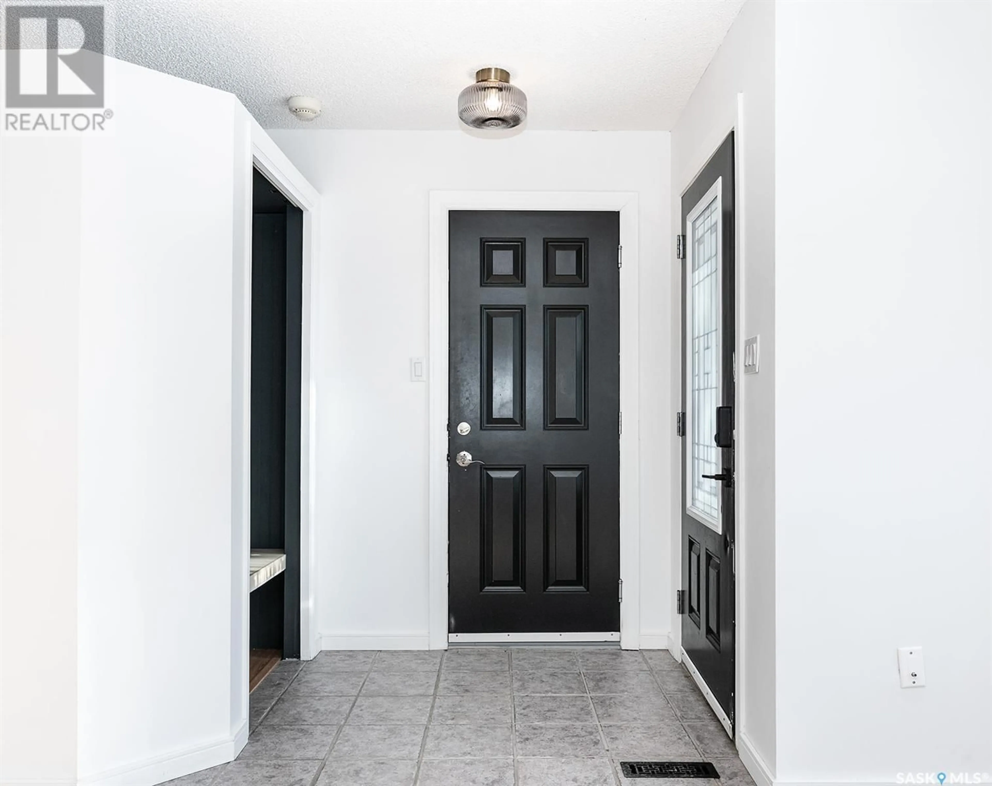 Indoor entryway for 123 Steiger CRESCENT, Saskatoon Saskatchewan S7N4K1