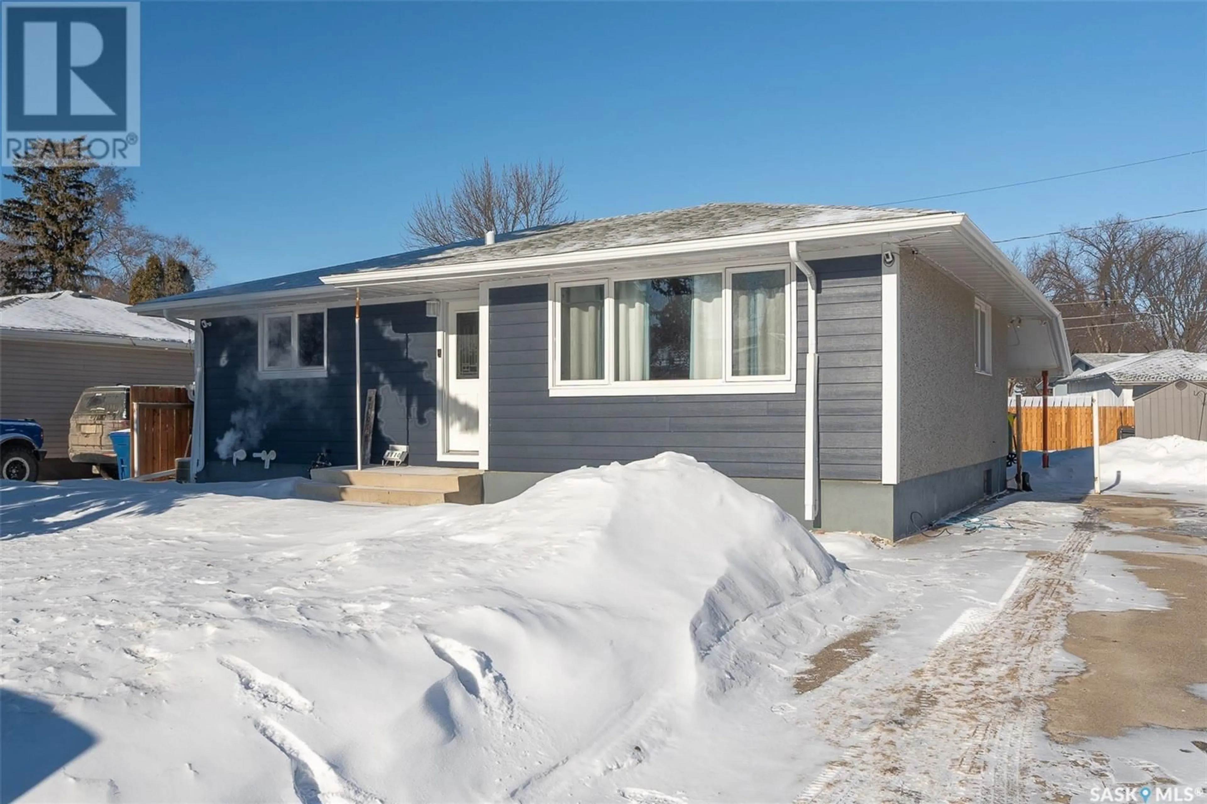 Home with vinyl exterior material, street for 1110 Currie CRESCENT, Moose Jaw Saskatchewan S6H5M8