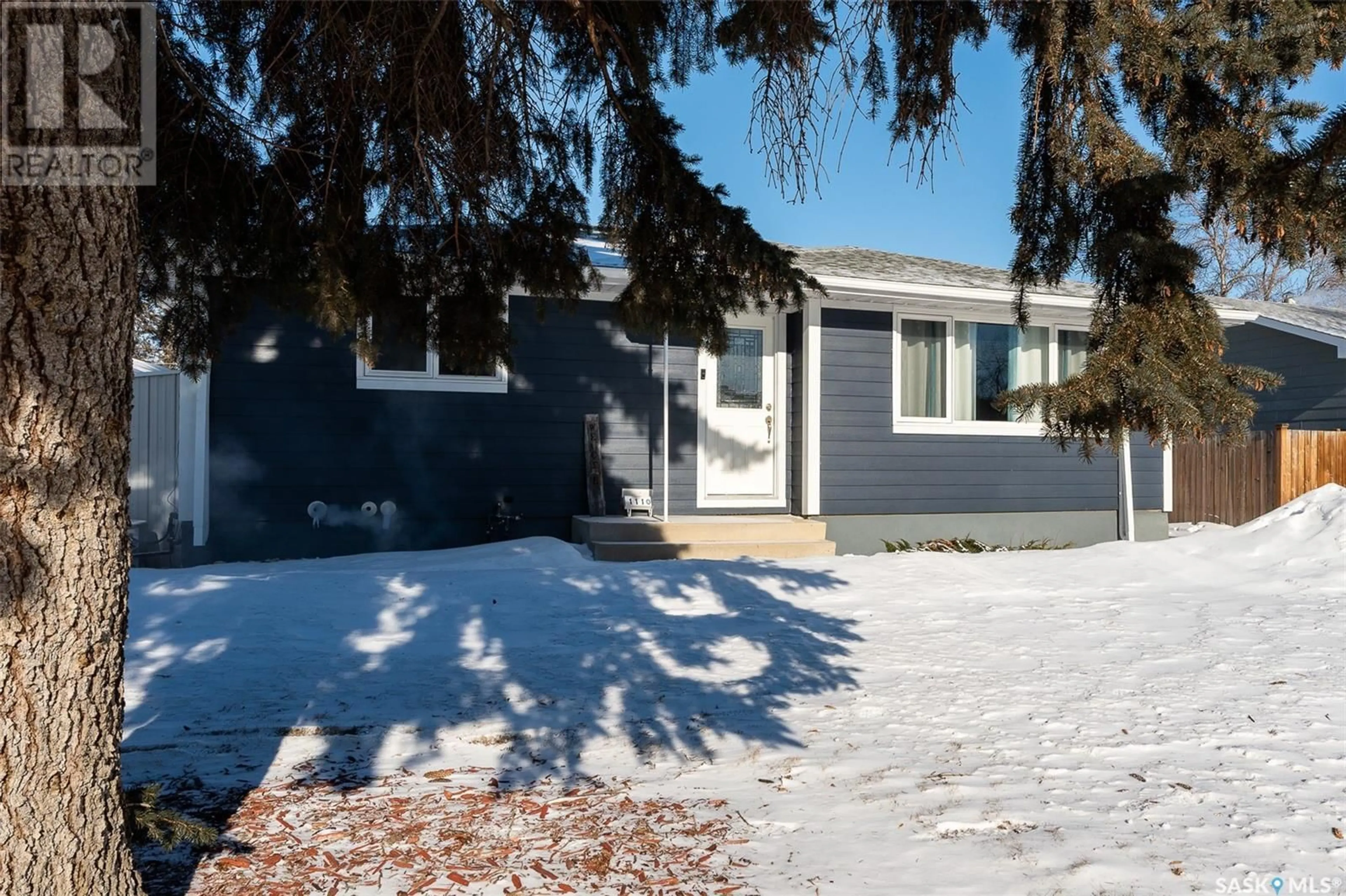 Home with vinyl exterior material, street for 1110 Currie CRESCENT, Moose Jaw Saskatchewan S6H5M8