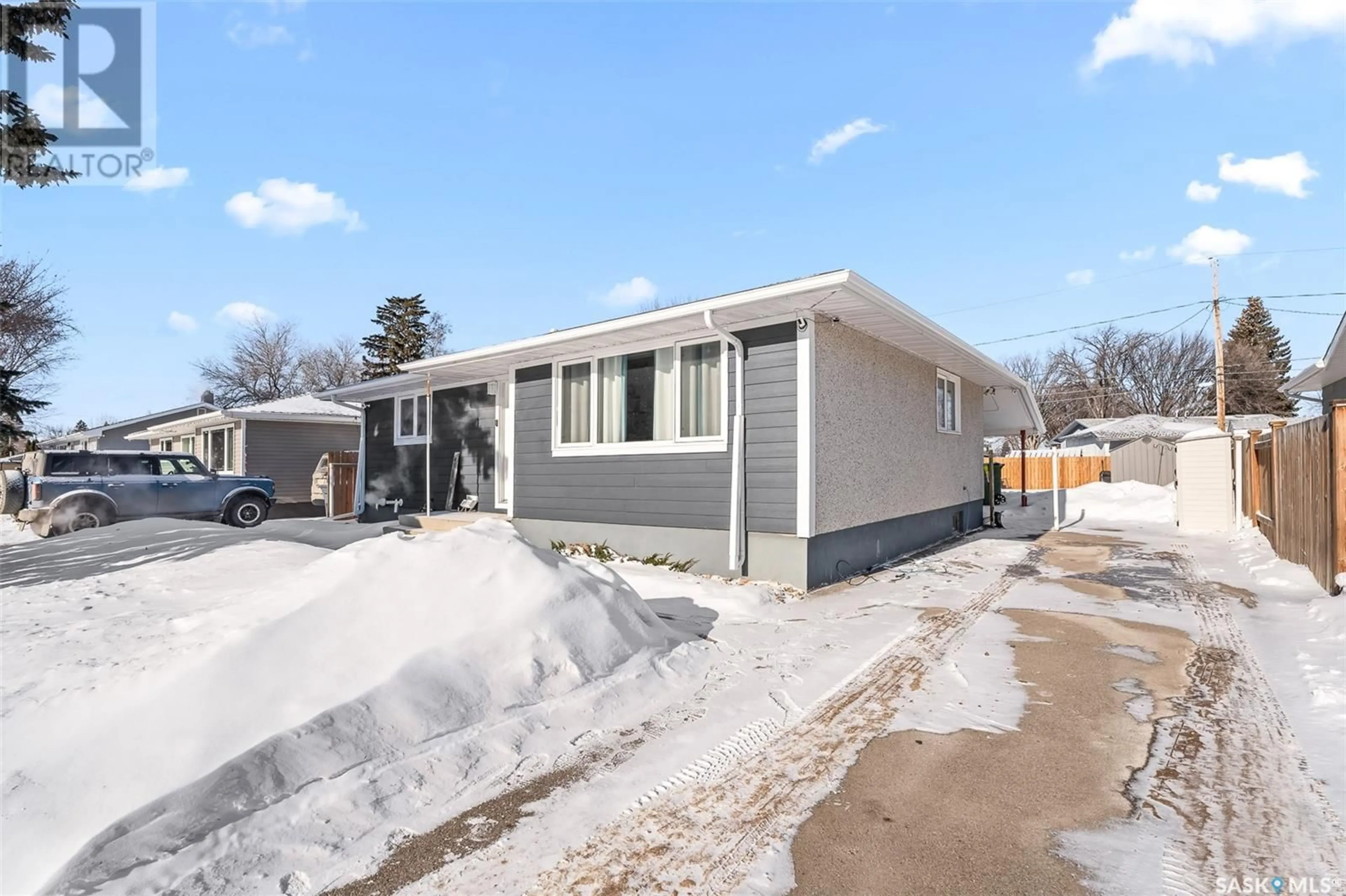 Home with vinyl exterior material, street for 1110 Currie CRESCENT, Moose Jaw Saskatchewan S6H5M8