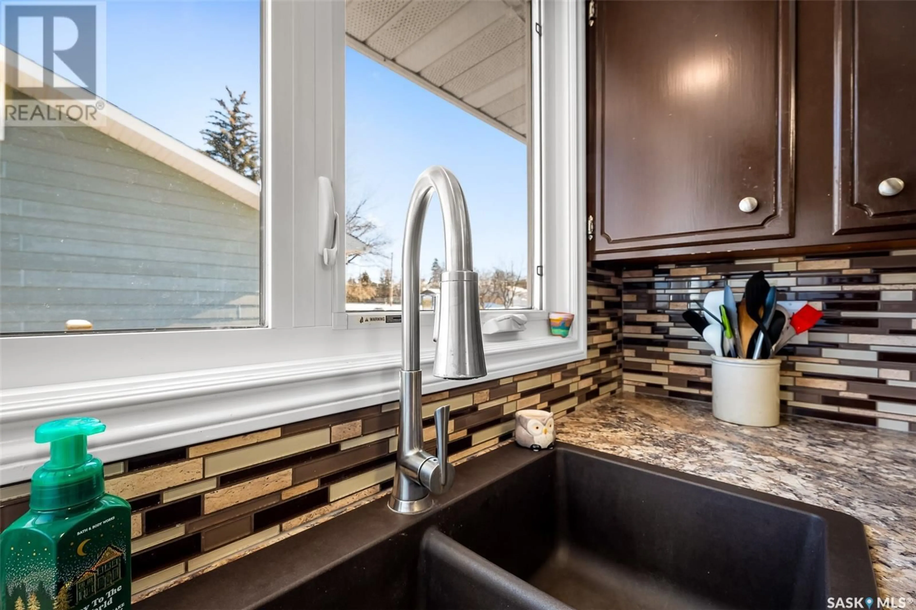 Contemporary kitchen, ceramic/tile floor for 1110 Currie CRESCENT, Moose Jaw Saskatchewan S6H5M8