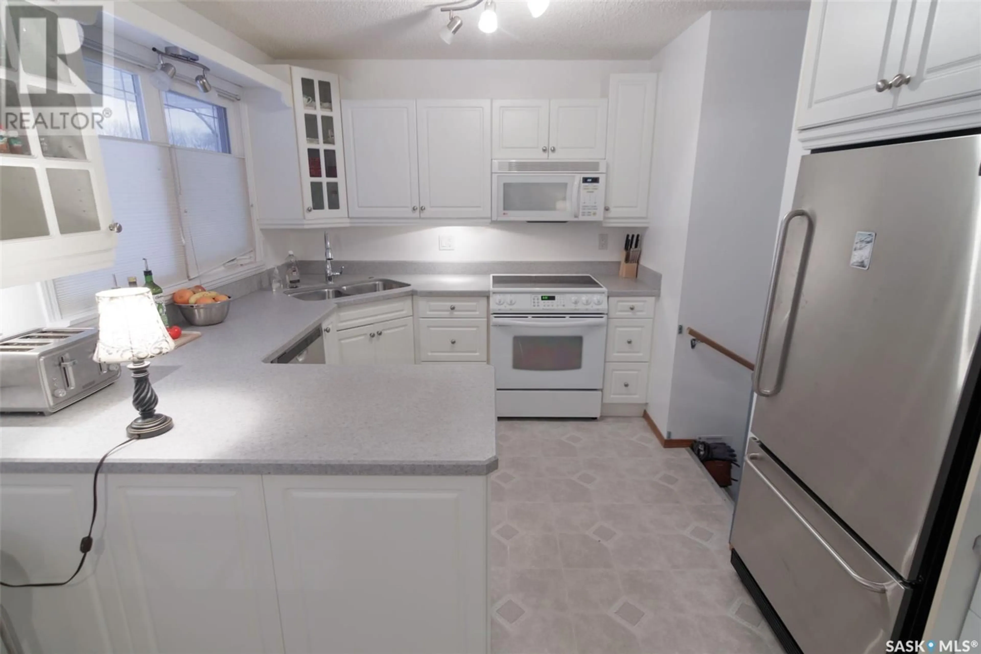 Standard kitchen, unknown for 143 Merlin CRESCENT, Regina Saskatchewan S4R3E6