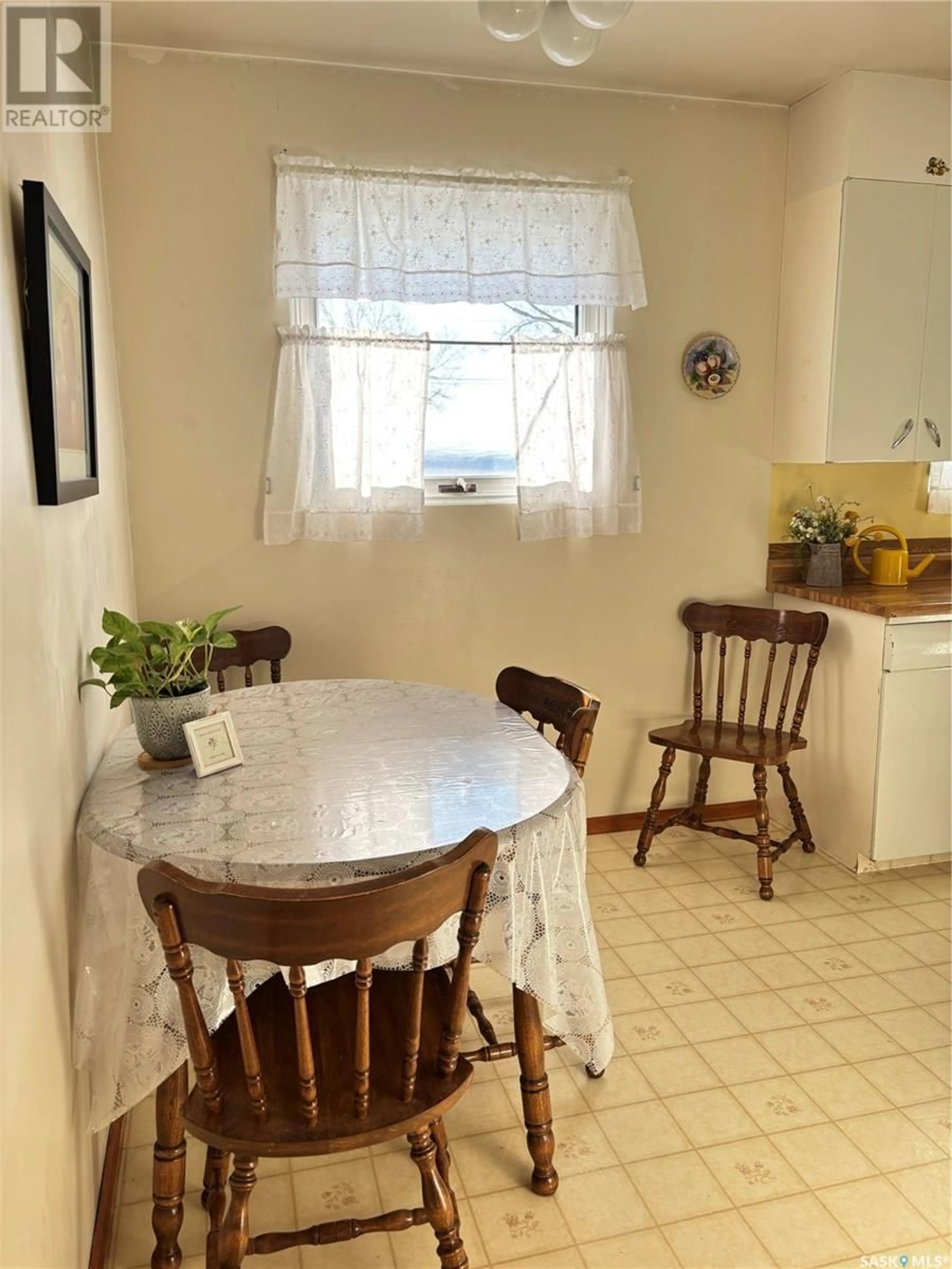 Dining room, ceramic/tile floor for 5313 3rd AVENUE, Regina Saskatchewan S4T0G3