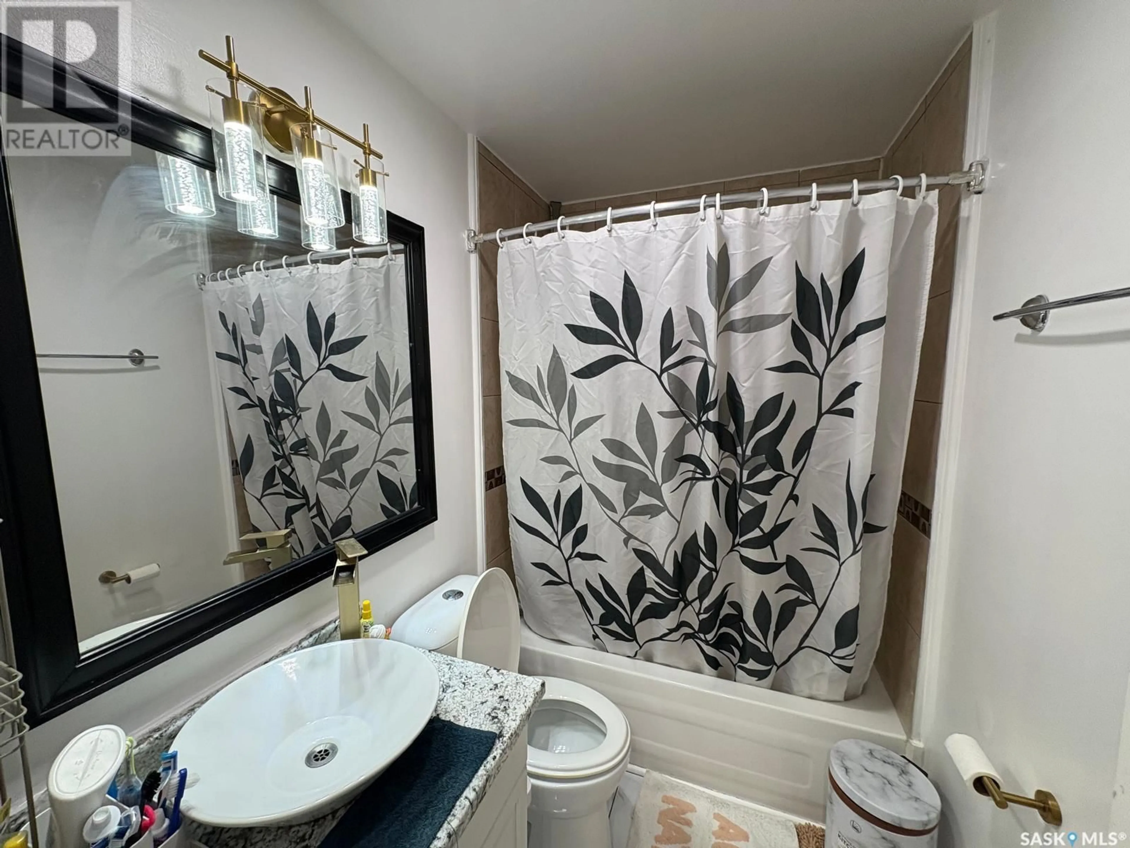 Standard bathroom, unknown for 37 MERRITT CRESCENT, Regina Saskatchewan S4T5Y1