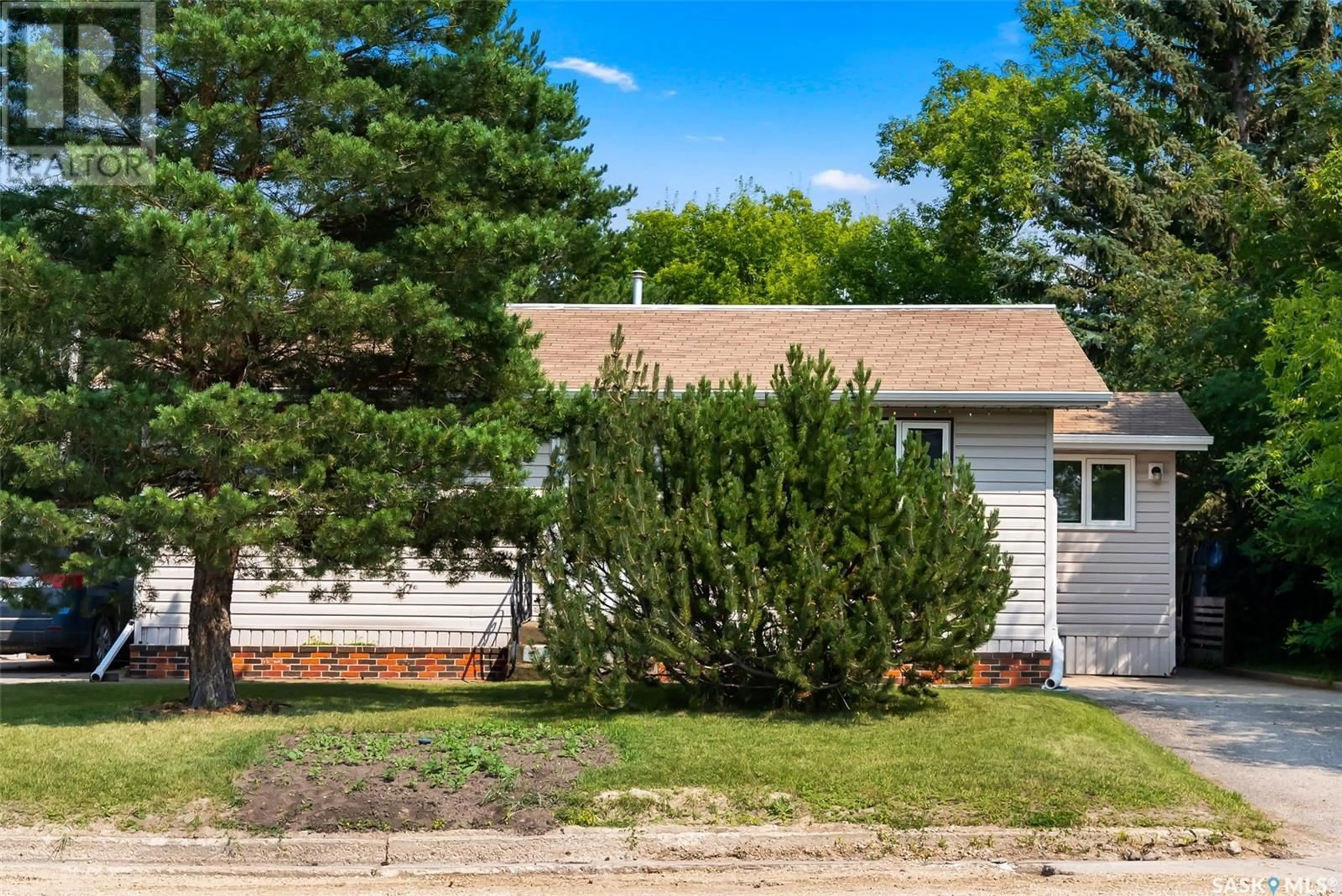 Home with vinyl exterior material, street for 204 4th STREET E, Wynyard Saskatchewan S0A4T0