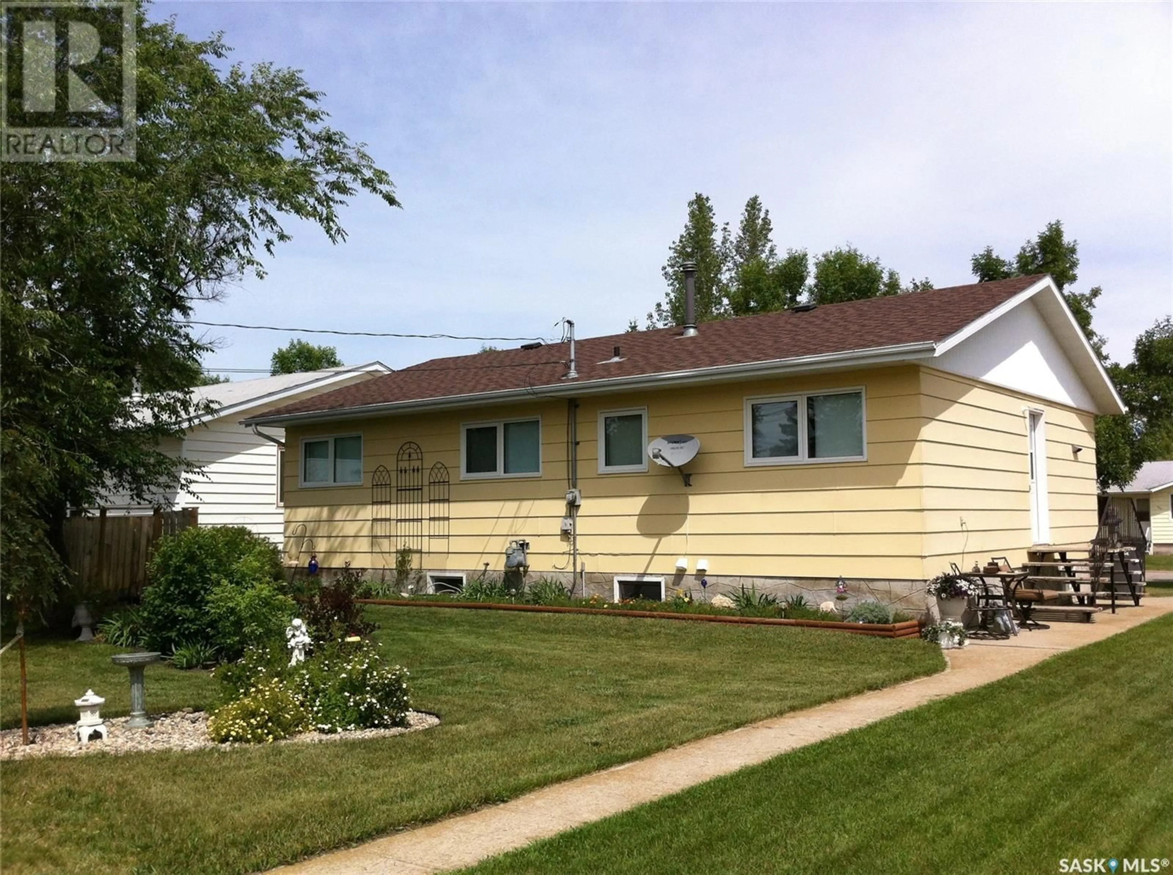 Home with vinyl exterior material, street for 801 Main STREET, Kipling Saskatchewan S0G2S0