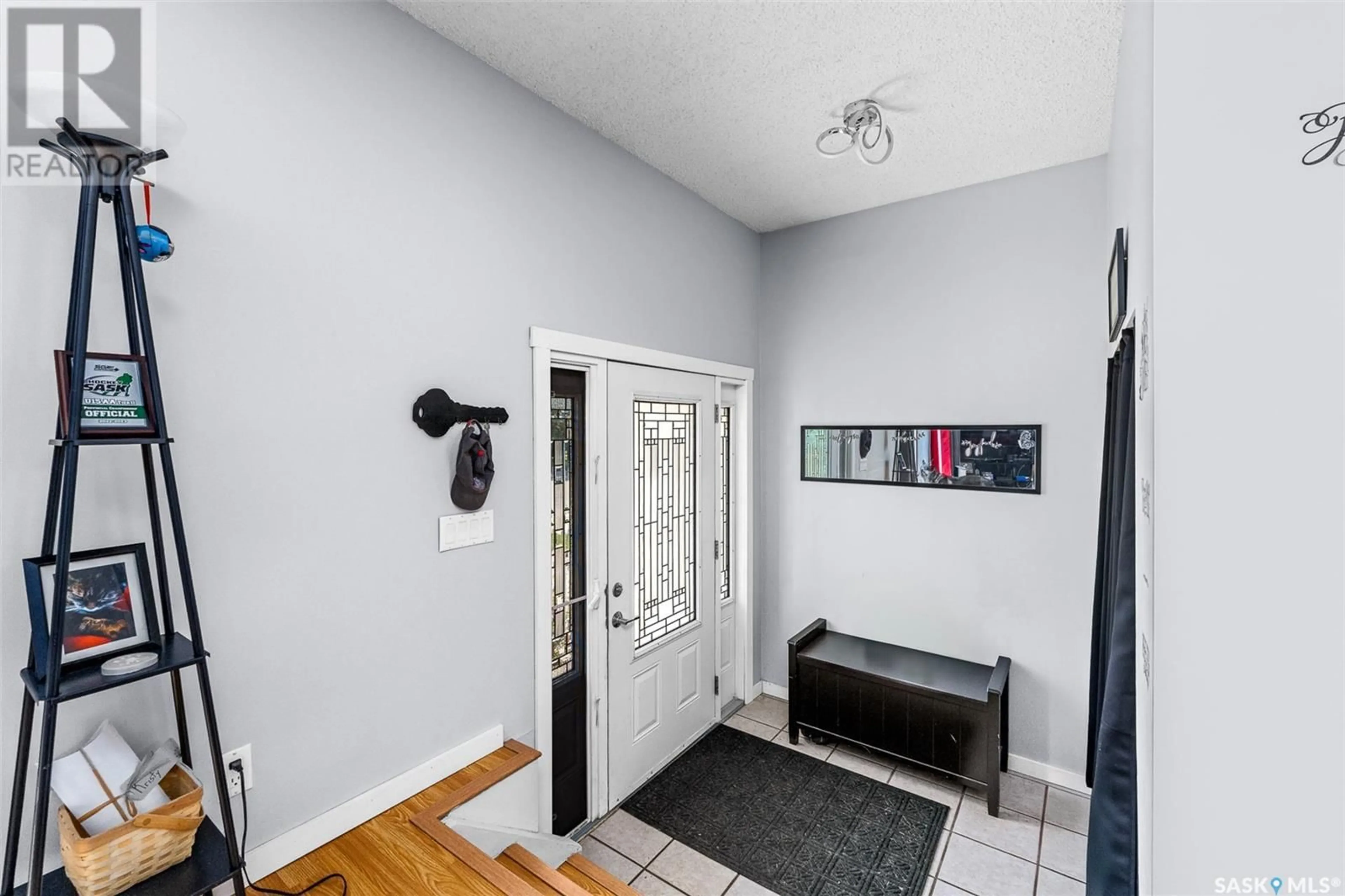 Indoor entryway for 1430 Hochelaga STREET W, Moose Jaw Saskatchewan S6H6G5