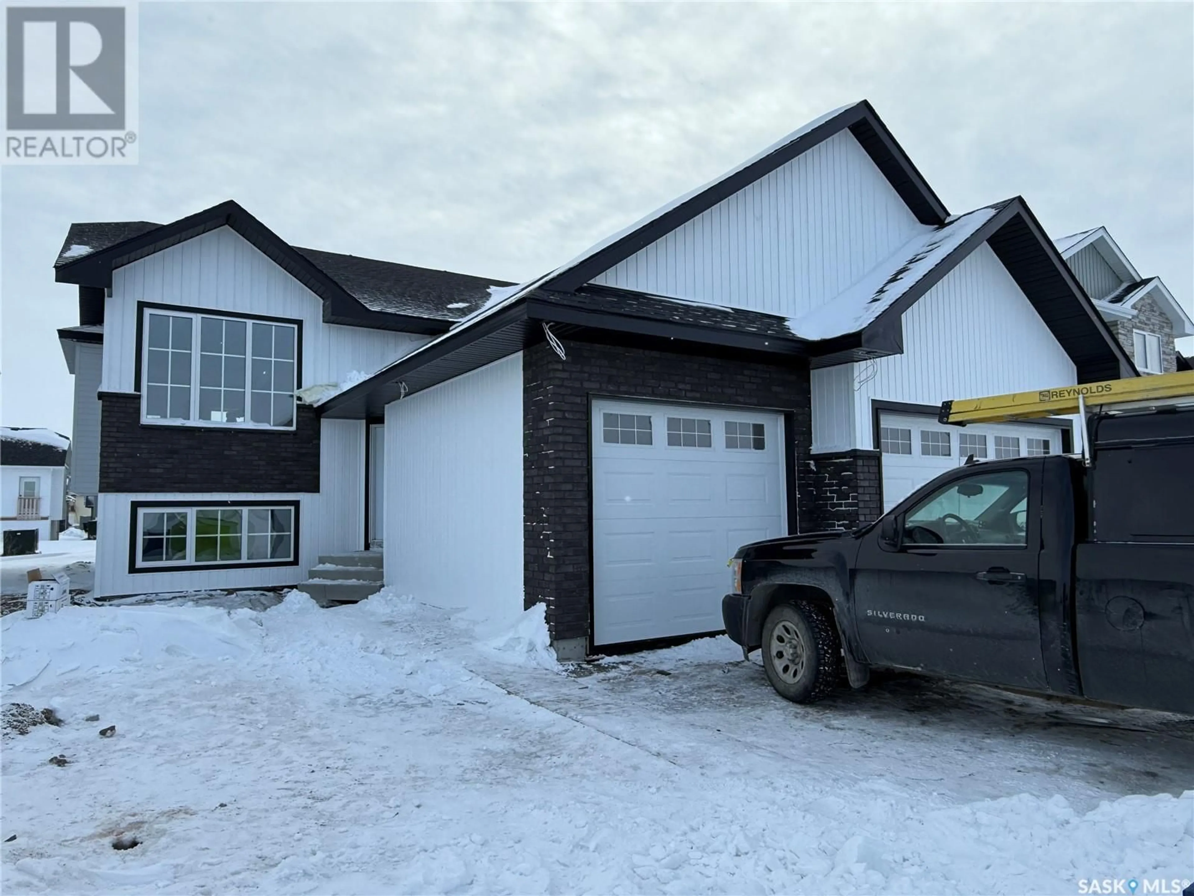 Home with vinyl exterior material, street for 827 Woods CRESCENT, Warman Saskatchewan S0K4S0