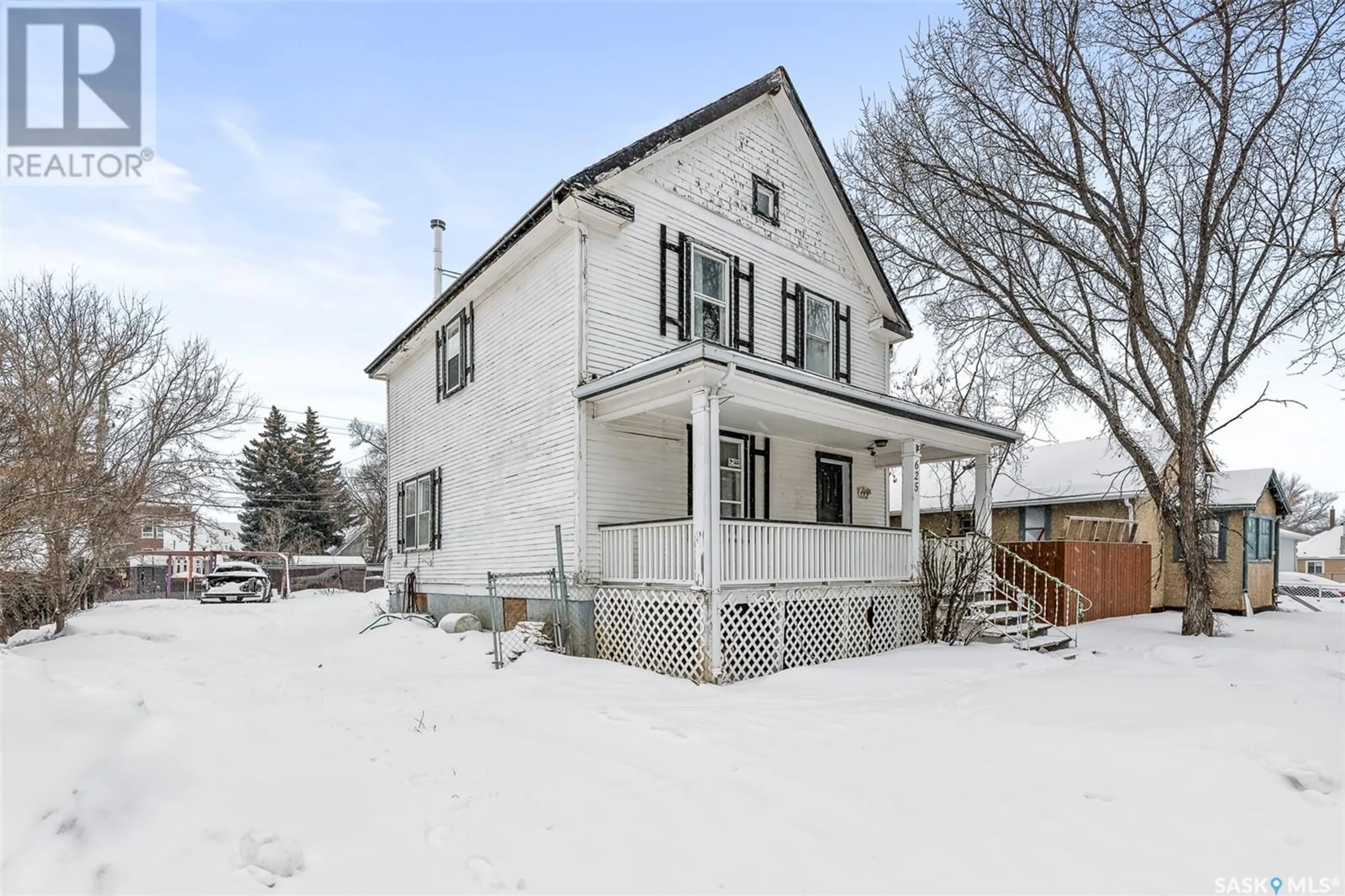 A pic from outside/outdoor area/front of a property/back of a property/a pic from drone, street for 625 Hochelaga STREET E, Moose Jaw Saskatchewan S6H0P7