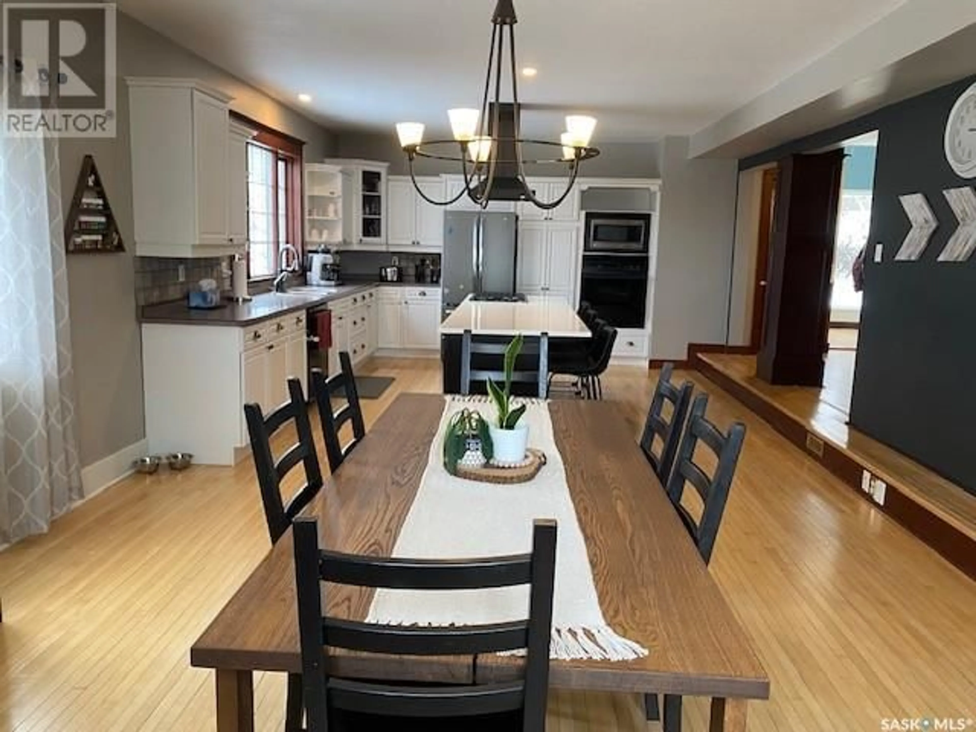 Open concept kitchen, wood/laminate floor for 533 Manitoba AVENUE, Kerrobert Saskatchewan S0L1R0