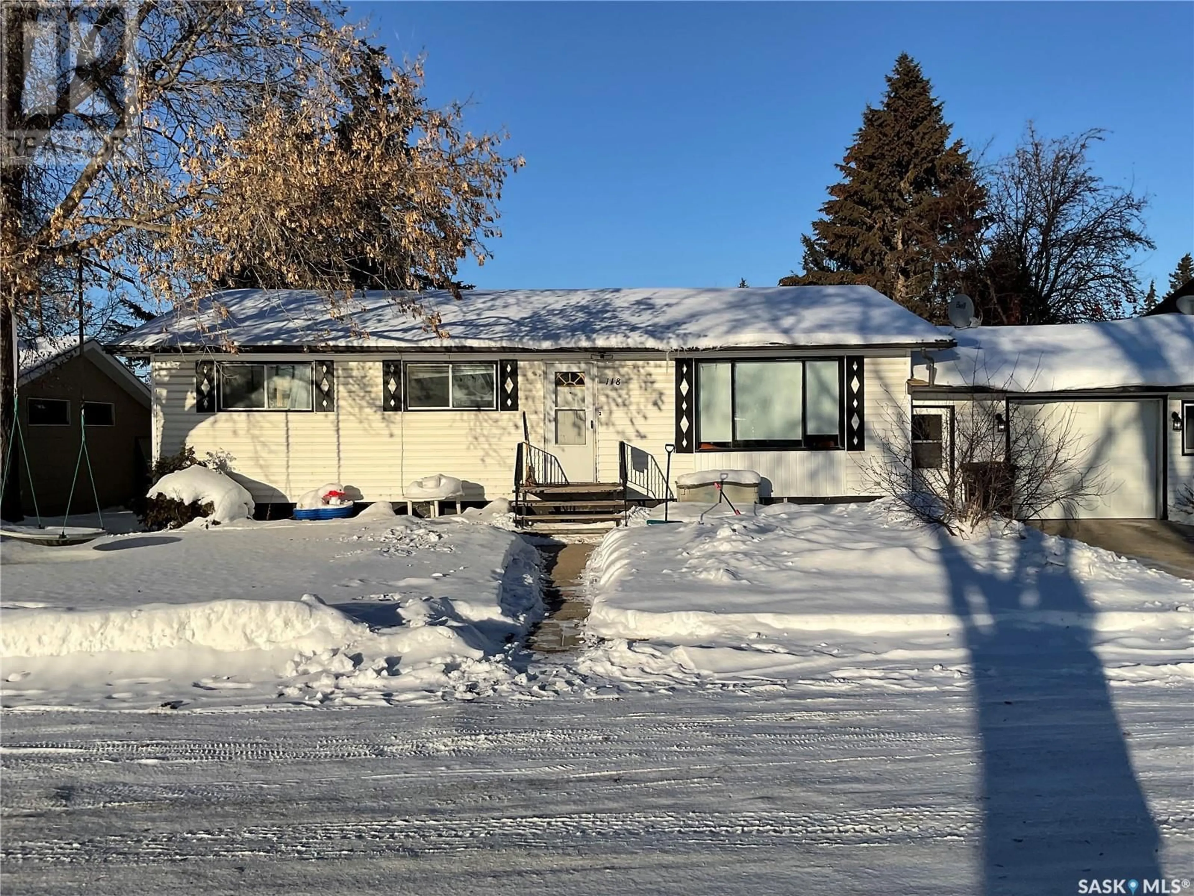 Home with vinyl exterior material, street for 118 2nd STREET N, Wakaw Saskatchewan S0K4P0