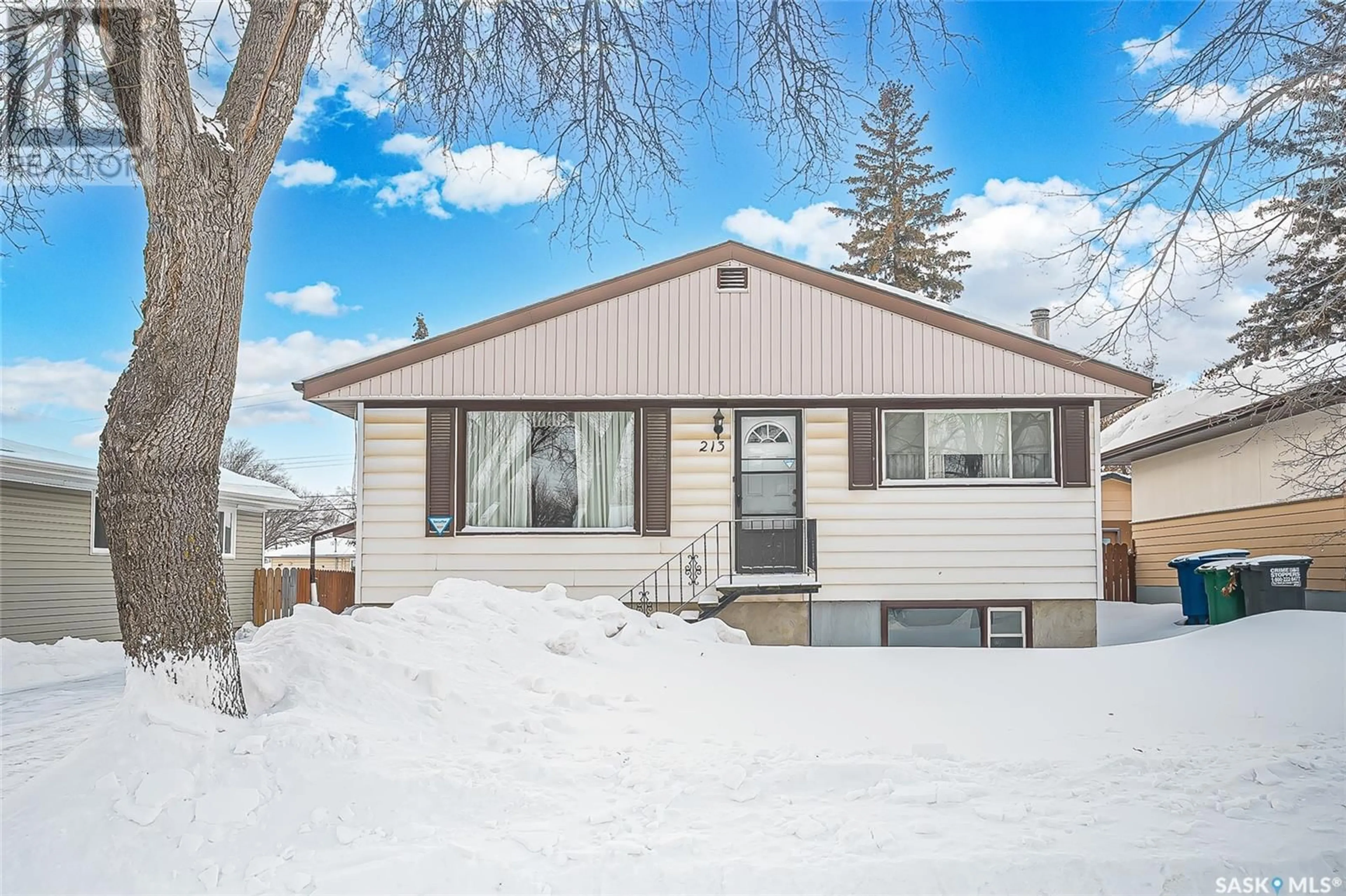 Home with vinyl exterior material, street for 213 W AVENUE N, Saskatoon Saskatchewan S7L3G5