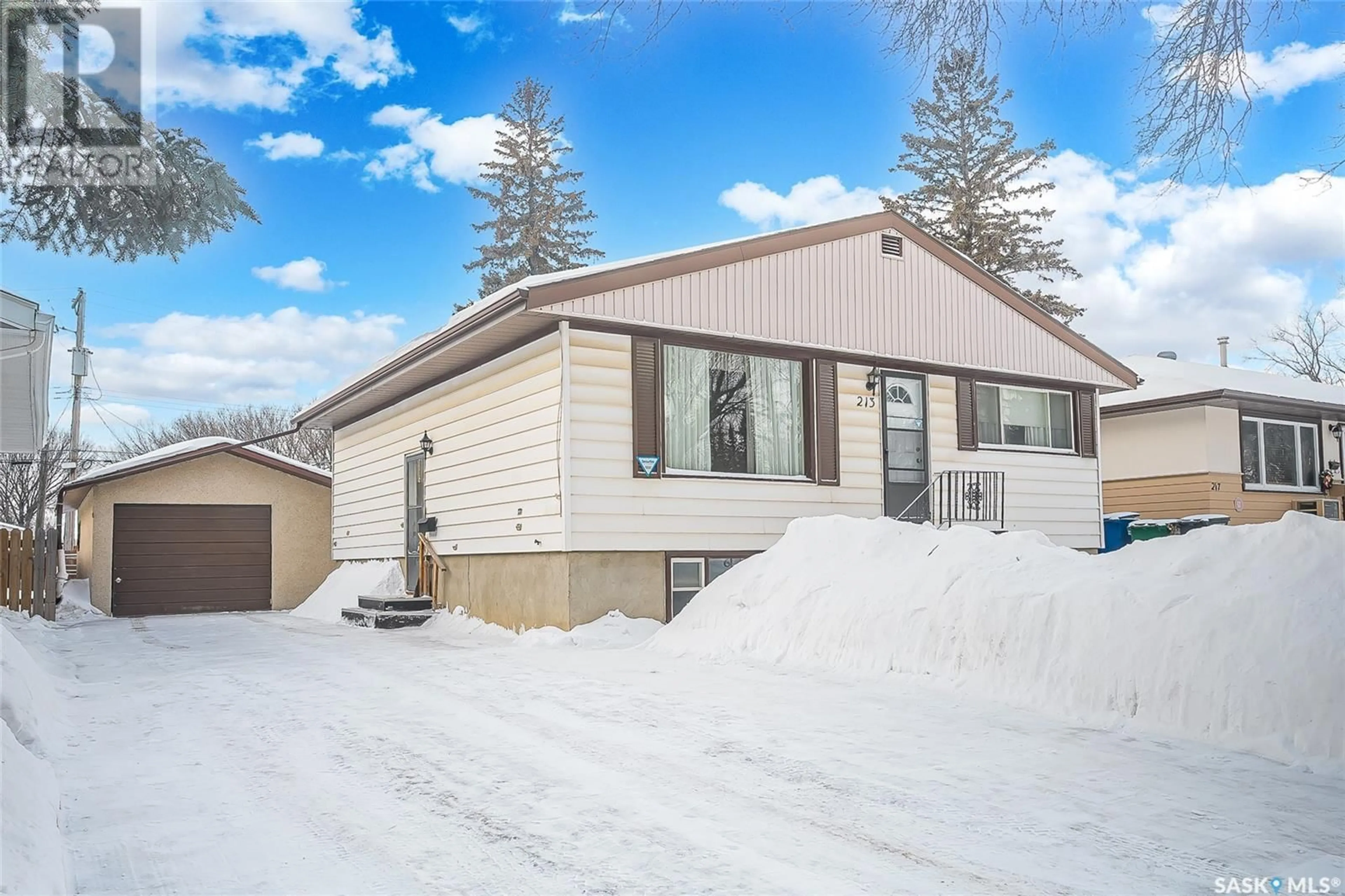 Home with vinyl exterior material, street for 213 W AVENUE N, Saskatoon Saskatchewan S7L3G5