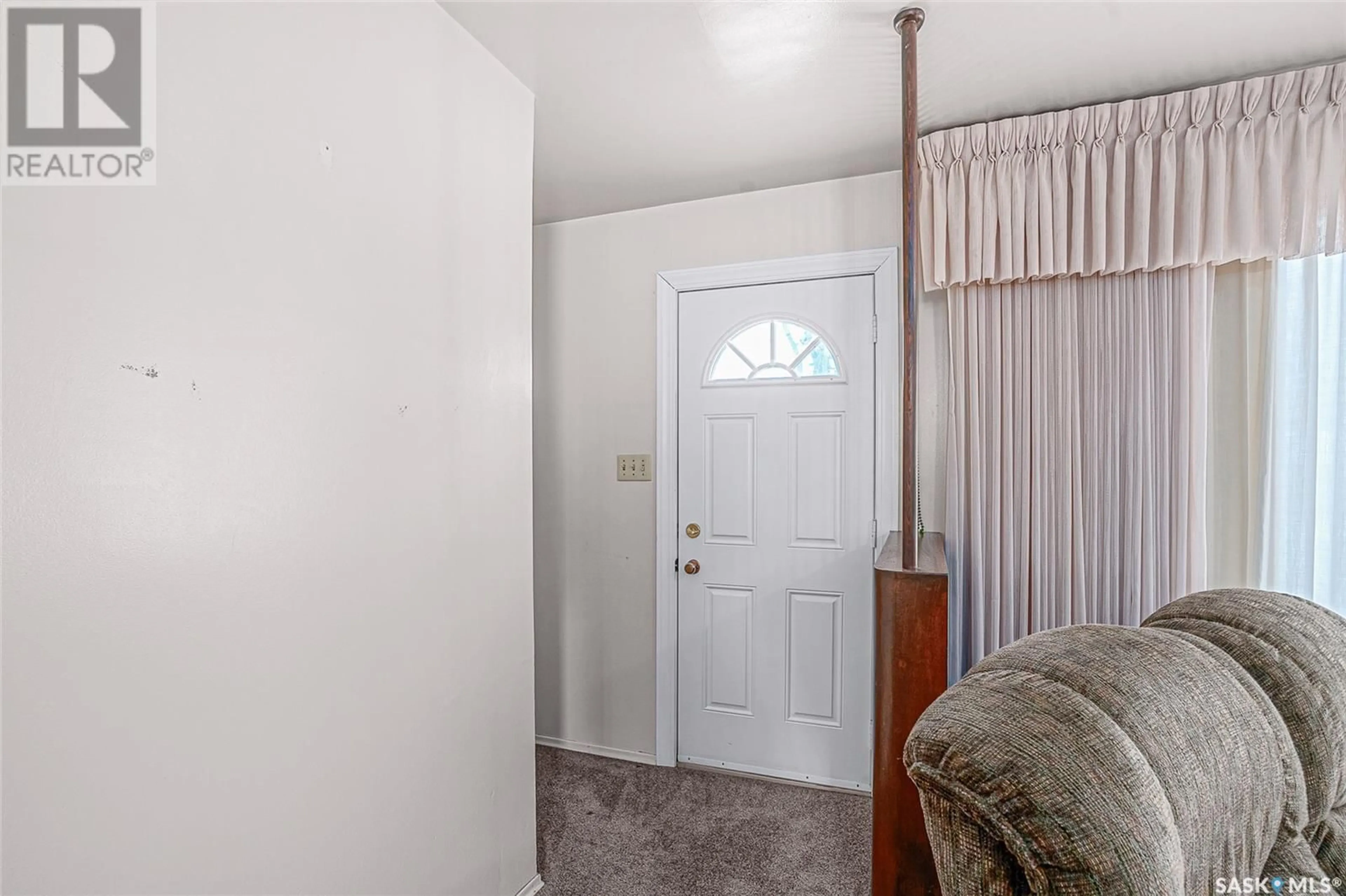 Indoor entryway for 213 W AVENUE N, Saskatoon Saskatchewan S7L3G5