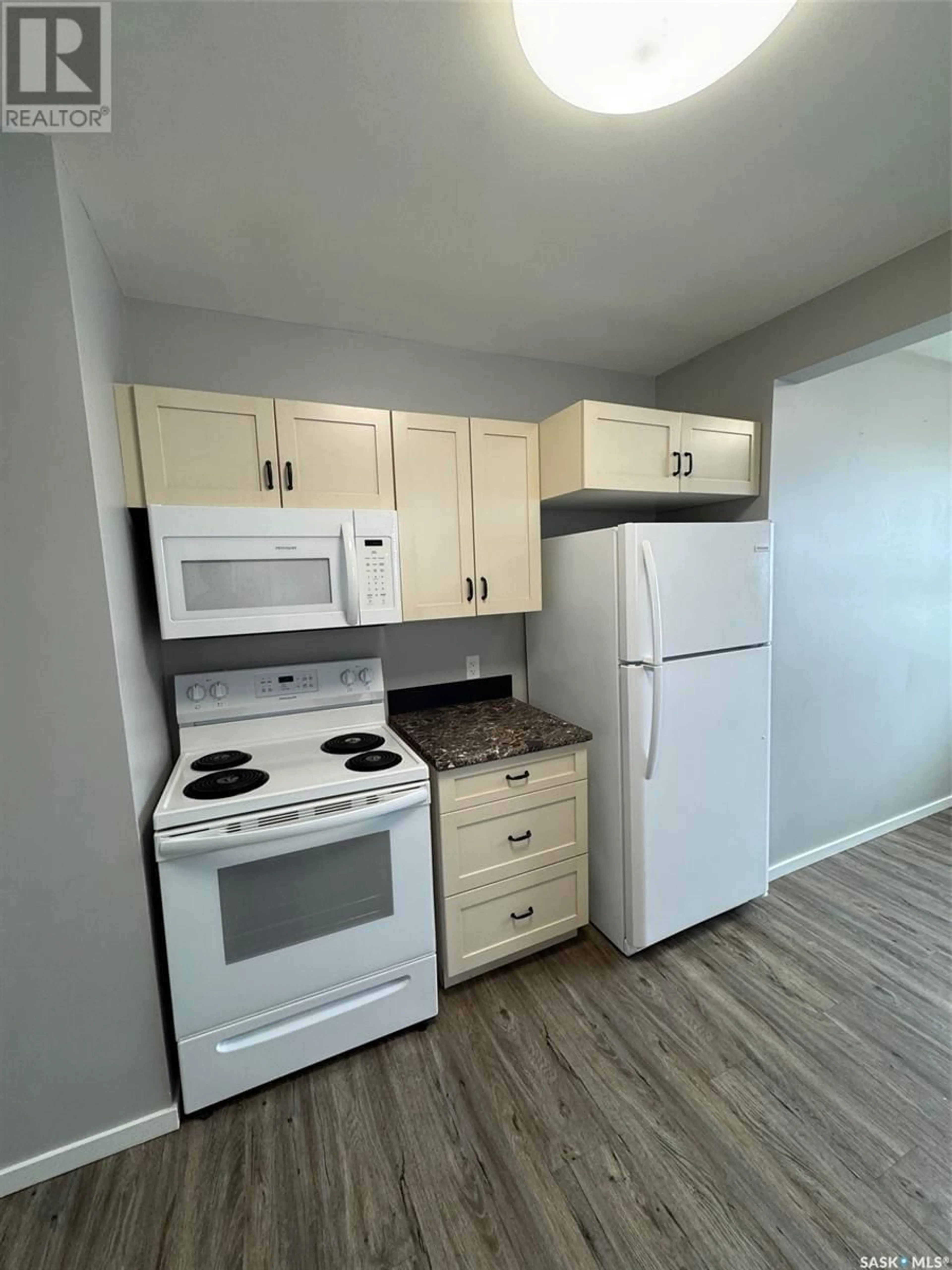 Standard kitchen, unknown for 962 109th STREET, North Battleford Saskatchewan S9A2E2