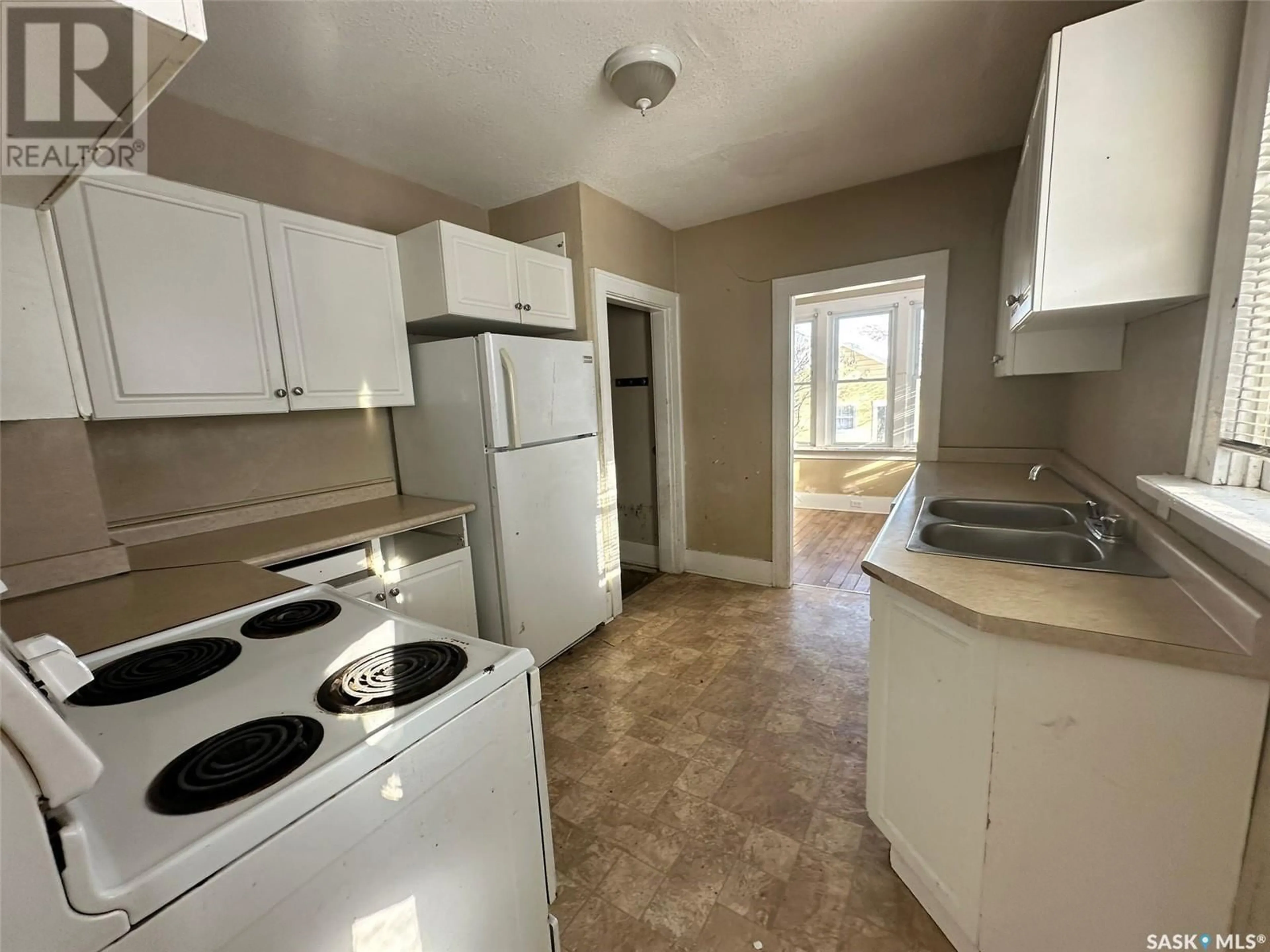 Standard kitchen, unknown for 1077 Garnet STREET, Regina Saskatchewan S4T2X6