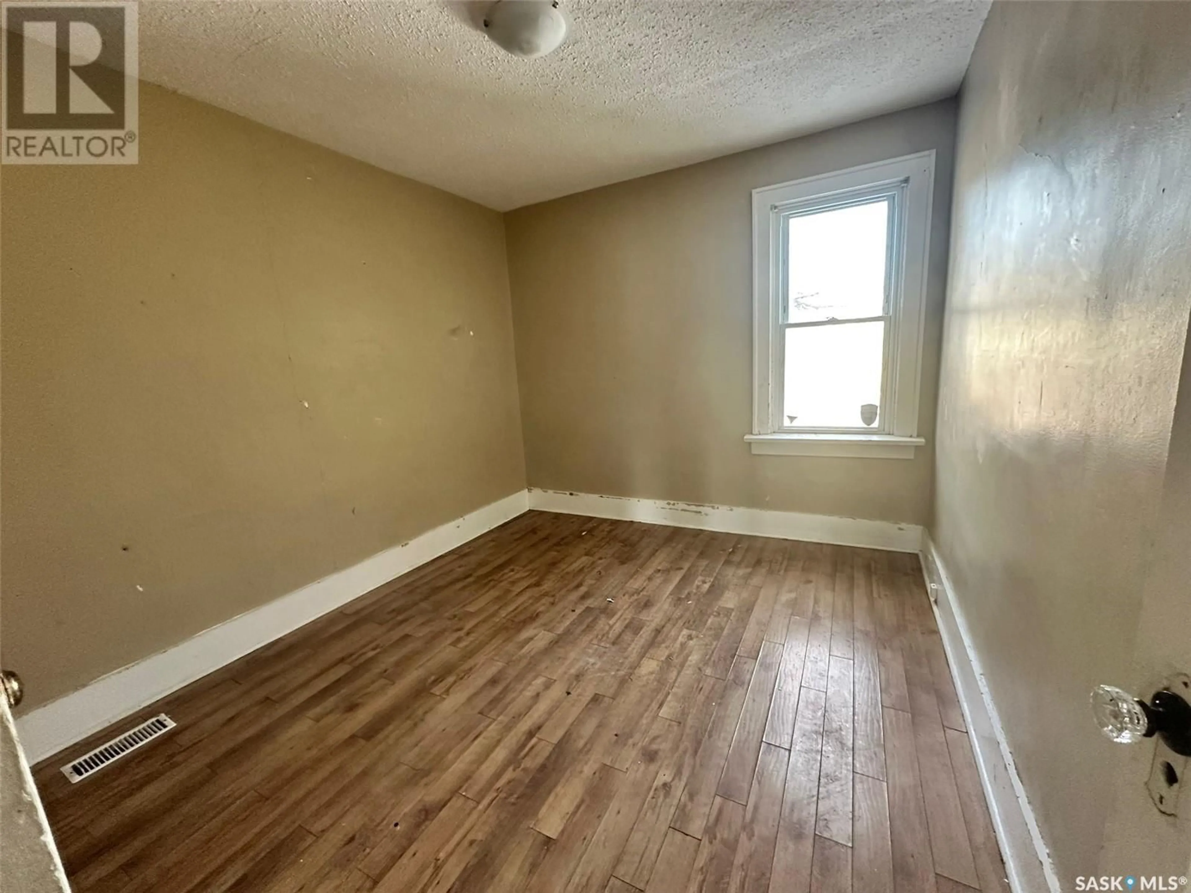 A pic of a room for 1077 Garnet STREET, Regina Saskatchewan S4T2X6