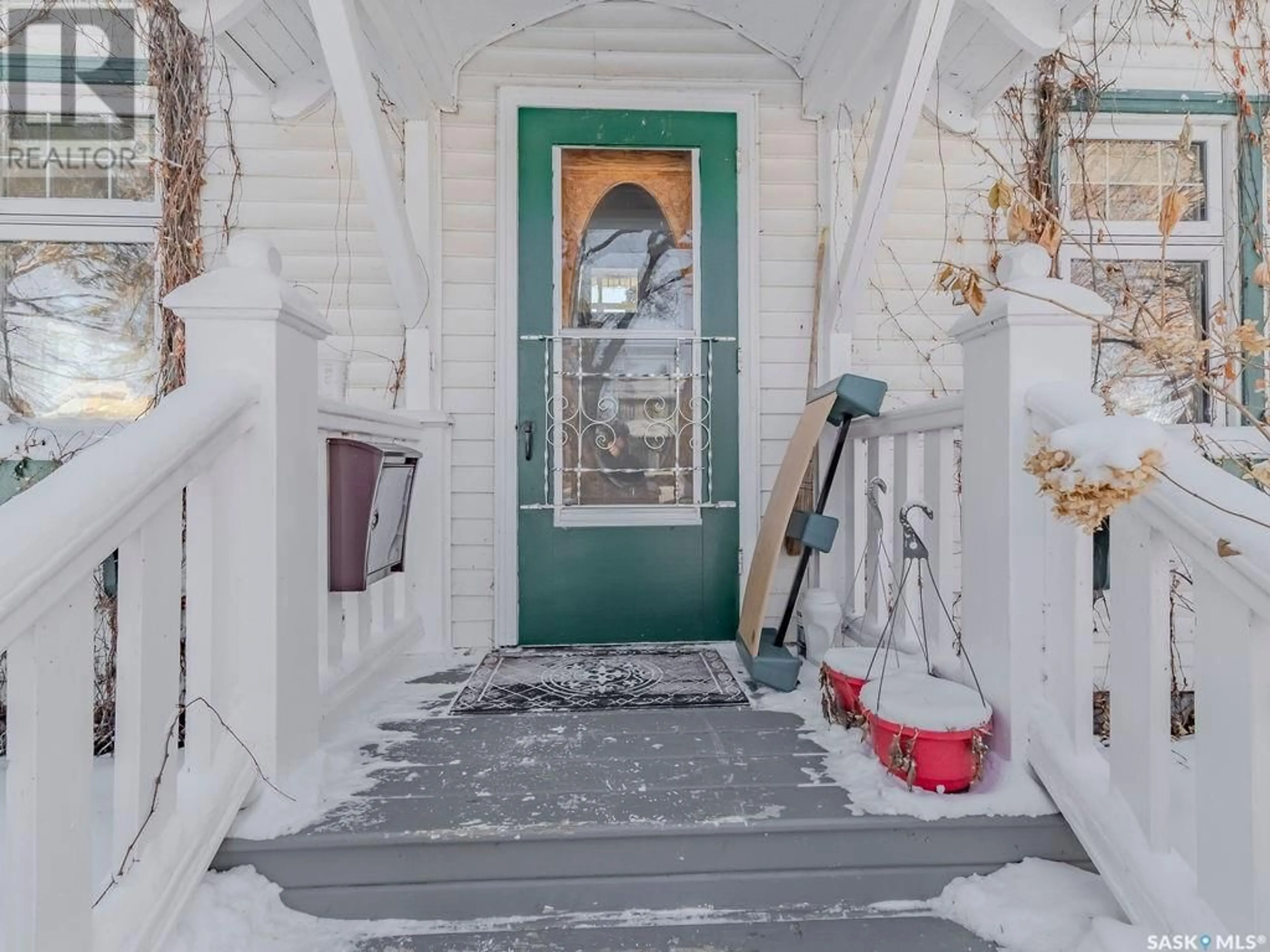 Indoor entryway for 719 9th AVENUE N, Saskatoon Saskatchewan S7K2Y8