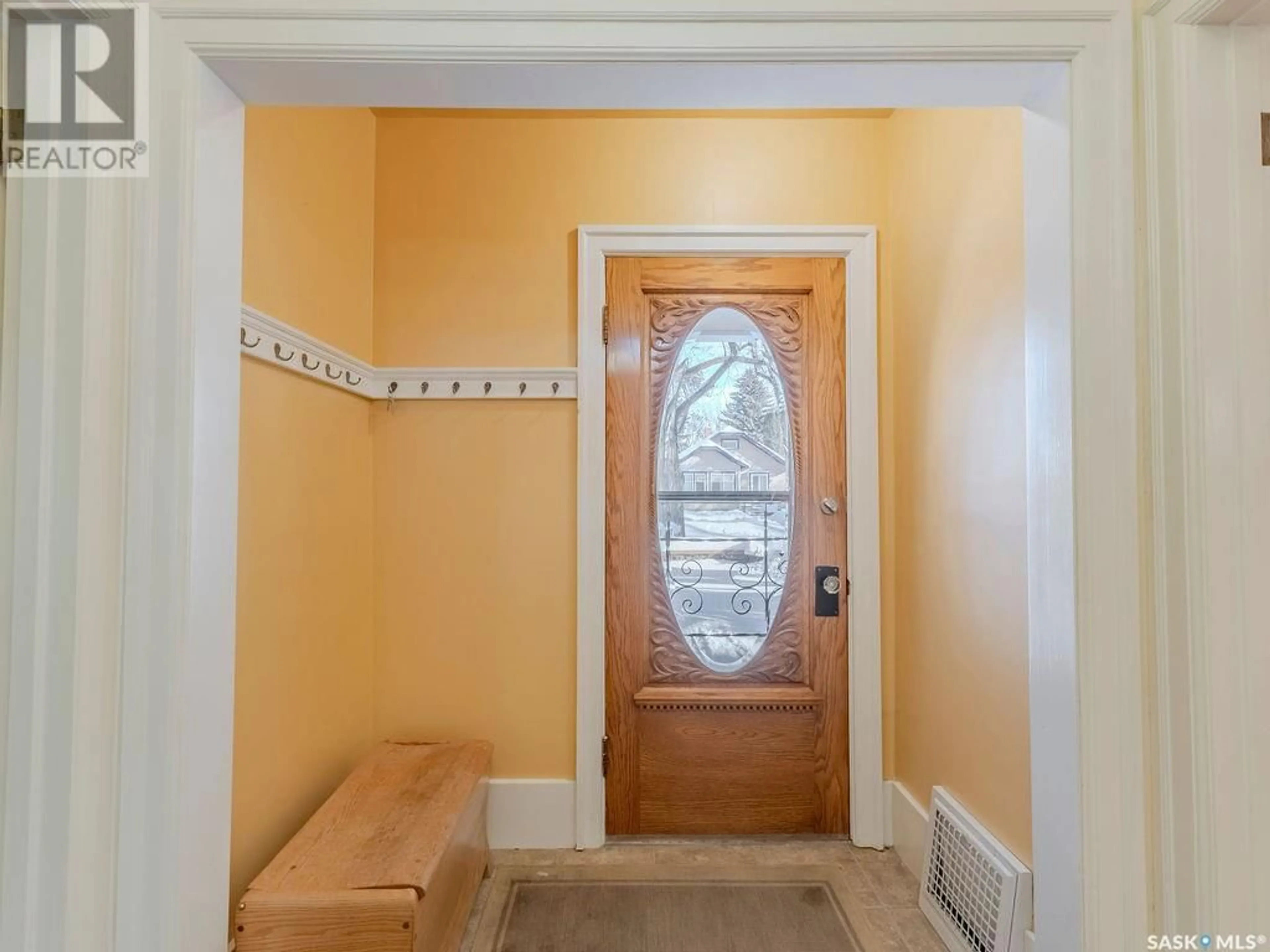 Indoor entryway for 719 9th AVENUE N, Saskatoon Saskatchewan S7K2Y8