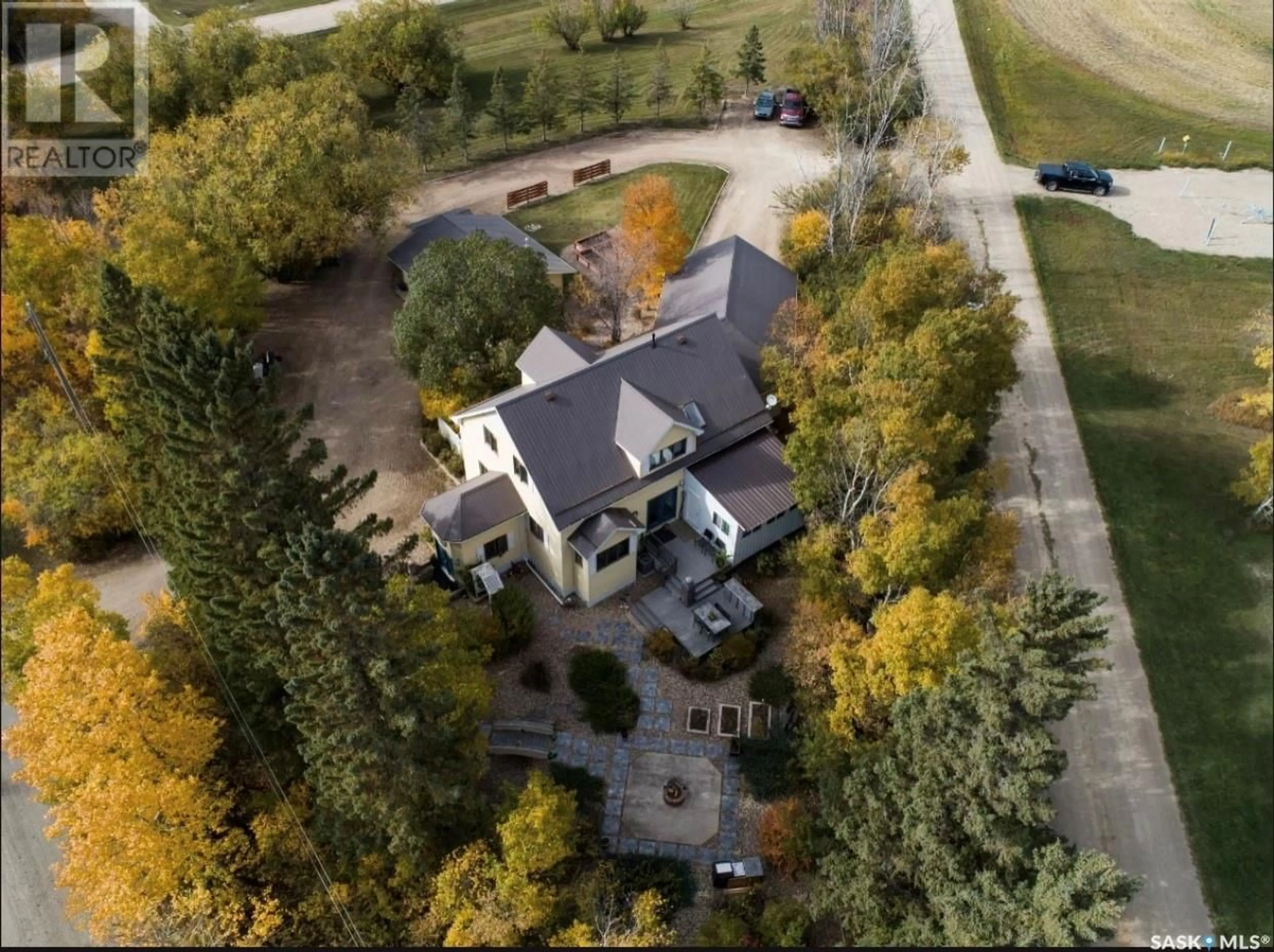 A pic from outside/outdoor area/front of a property/back of a property/a pic from drone, unknown for 501 5th AVENUE N, Leroy Saskatchewan S0K2P0