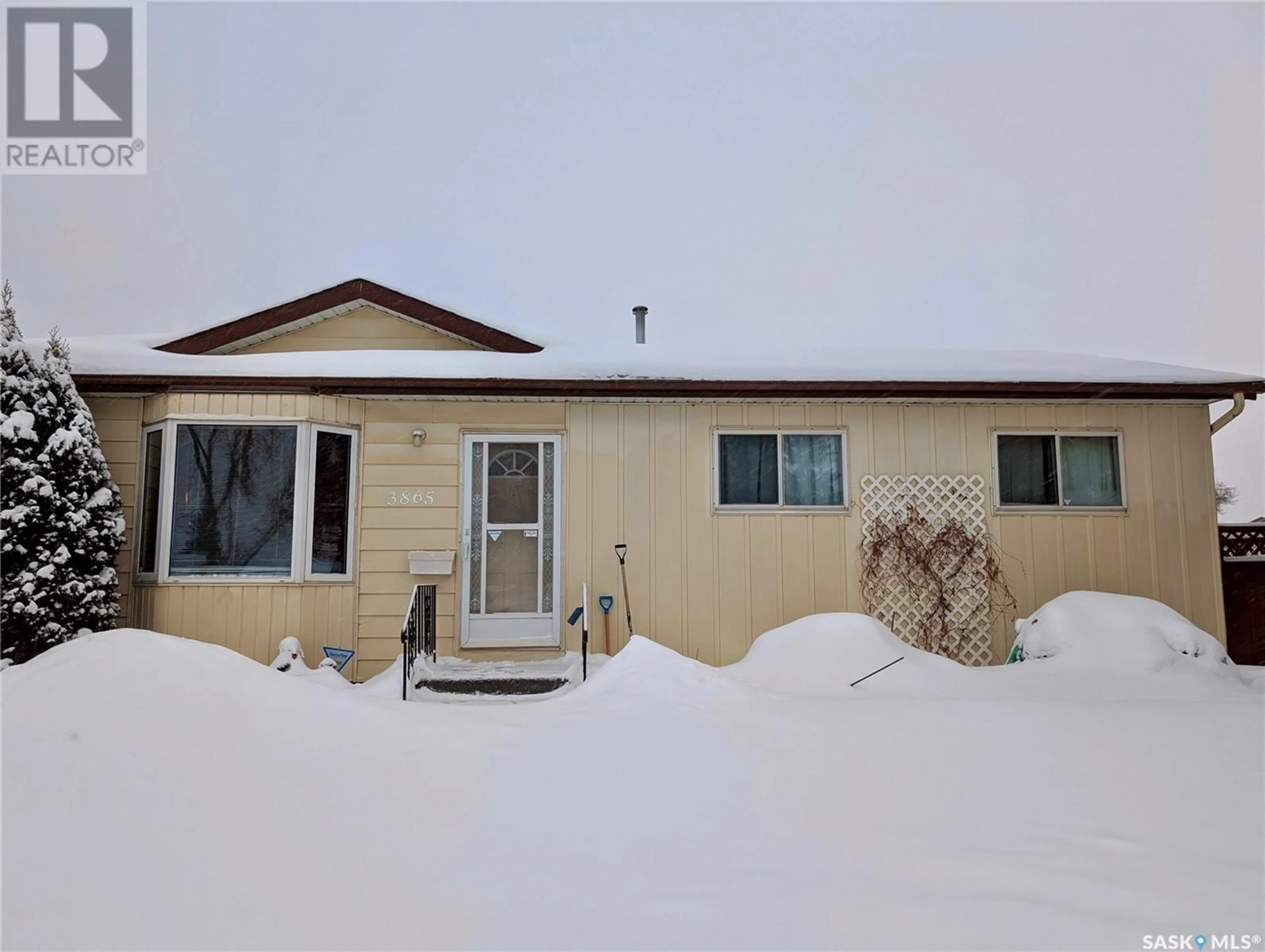 Home with vinyl exterior material, street for 3865 Diefenbaker DRIVE, Saskatoon Saskatchewan S7L5S9