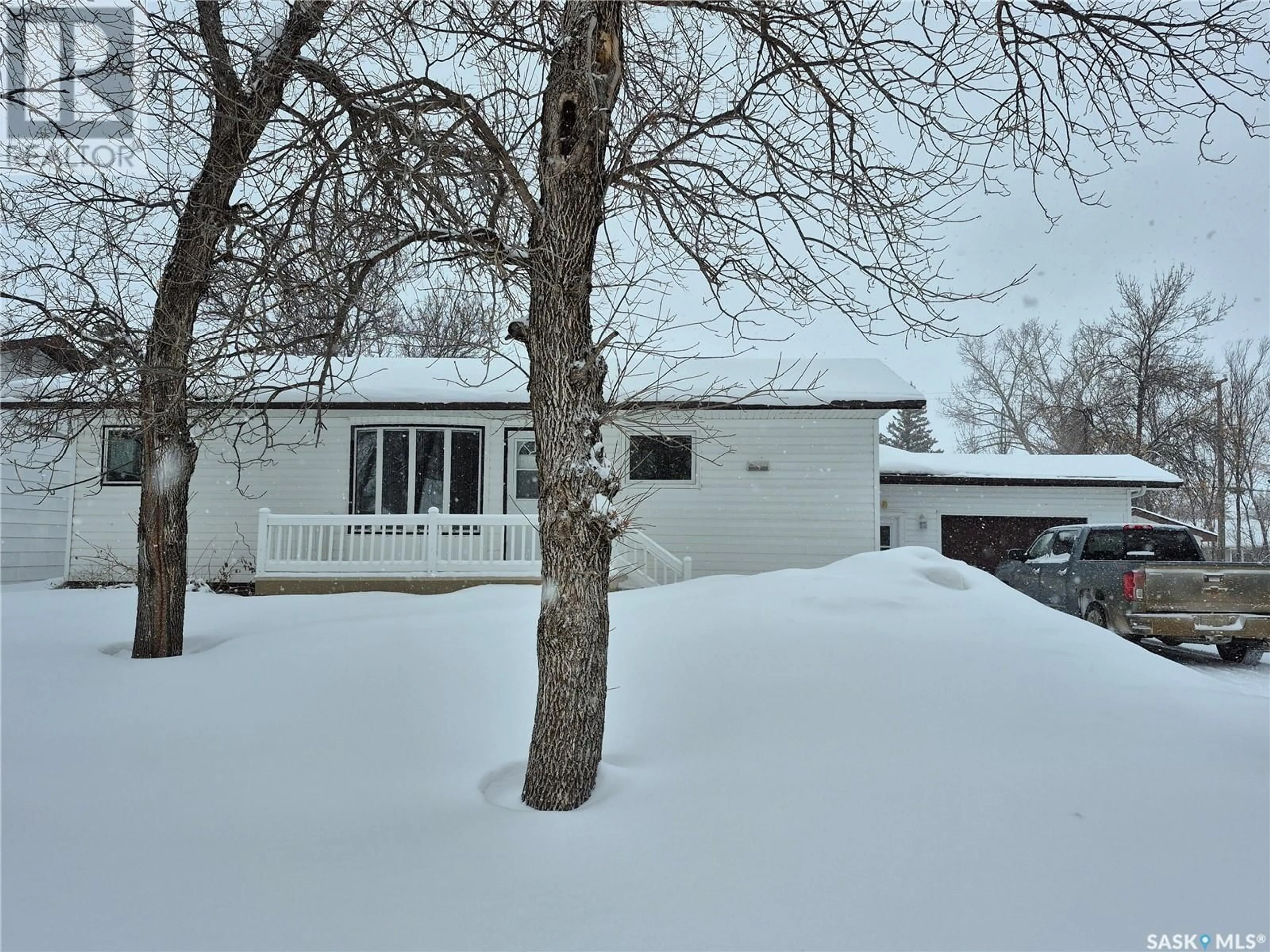 A pic from outside/outdoor area/front of a property/back of a property/a pic from drone, street for 430 Hunt STREET, Radville Saskatchewan S0C2G0