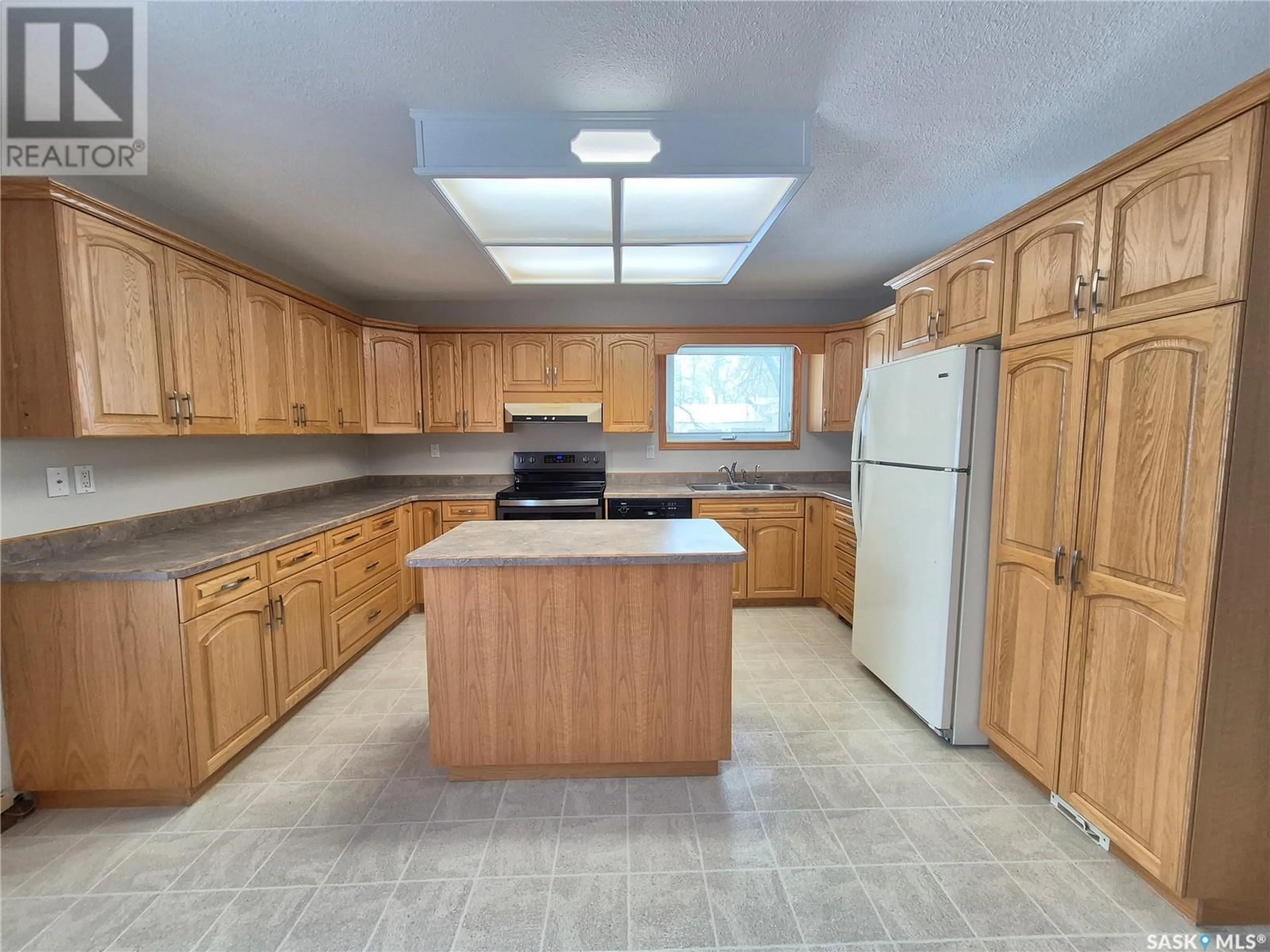 Standard kitchen, unknown for 430 Hunt STREET, Radville Saskatchewan S0C2G0