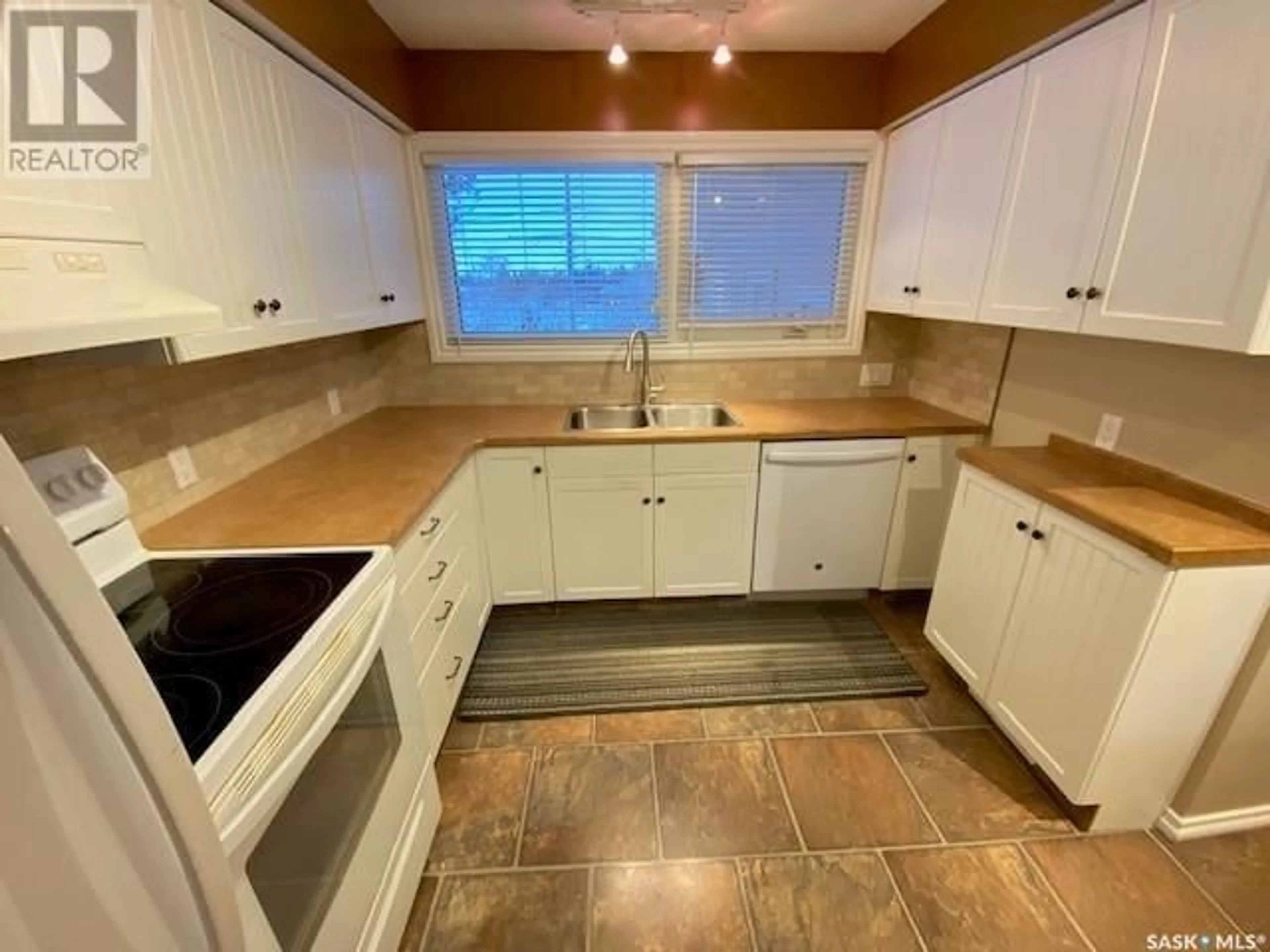 Standard kitchen, ceramic/tile floor for 153 Logan CRESCENT W, Yorkton Saskatchewan S3N0W6