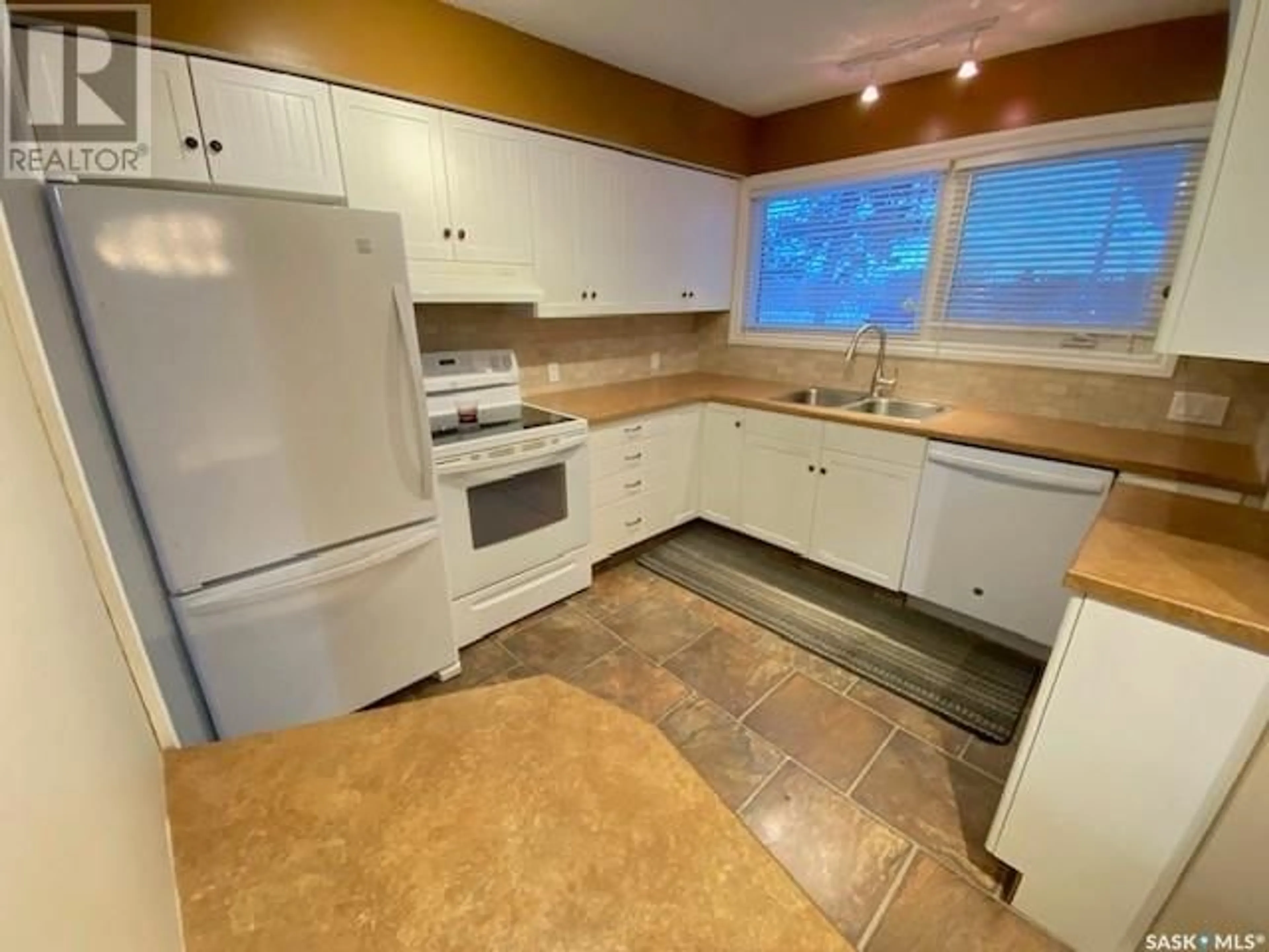 Standard kitchen, ceramic/tile floor for 153 Logan CRESCENT W, Yorkton Saskatchewan S3N0W6