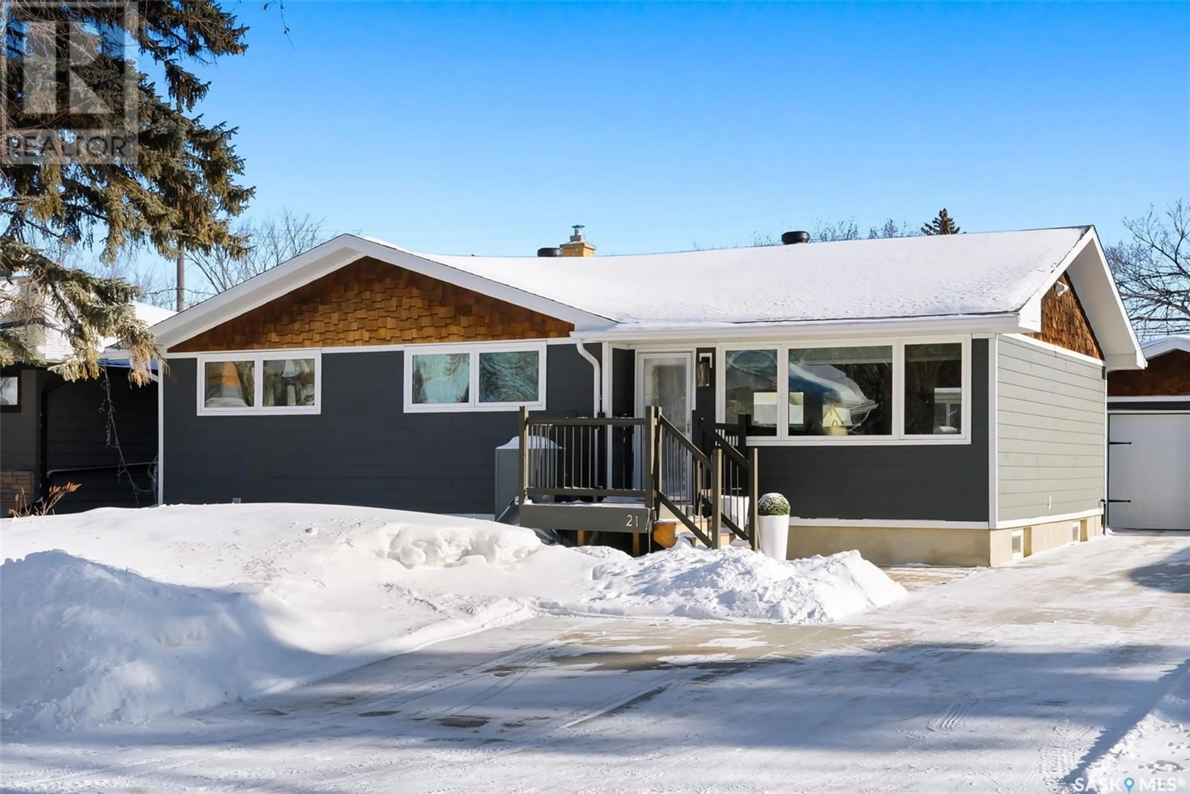 Home with vinyl exterior material, street for 21 Bobolink BAY, Regina Saskatchewan S4S4K2